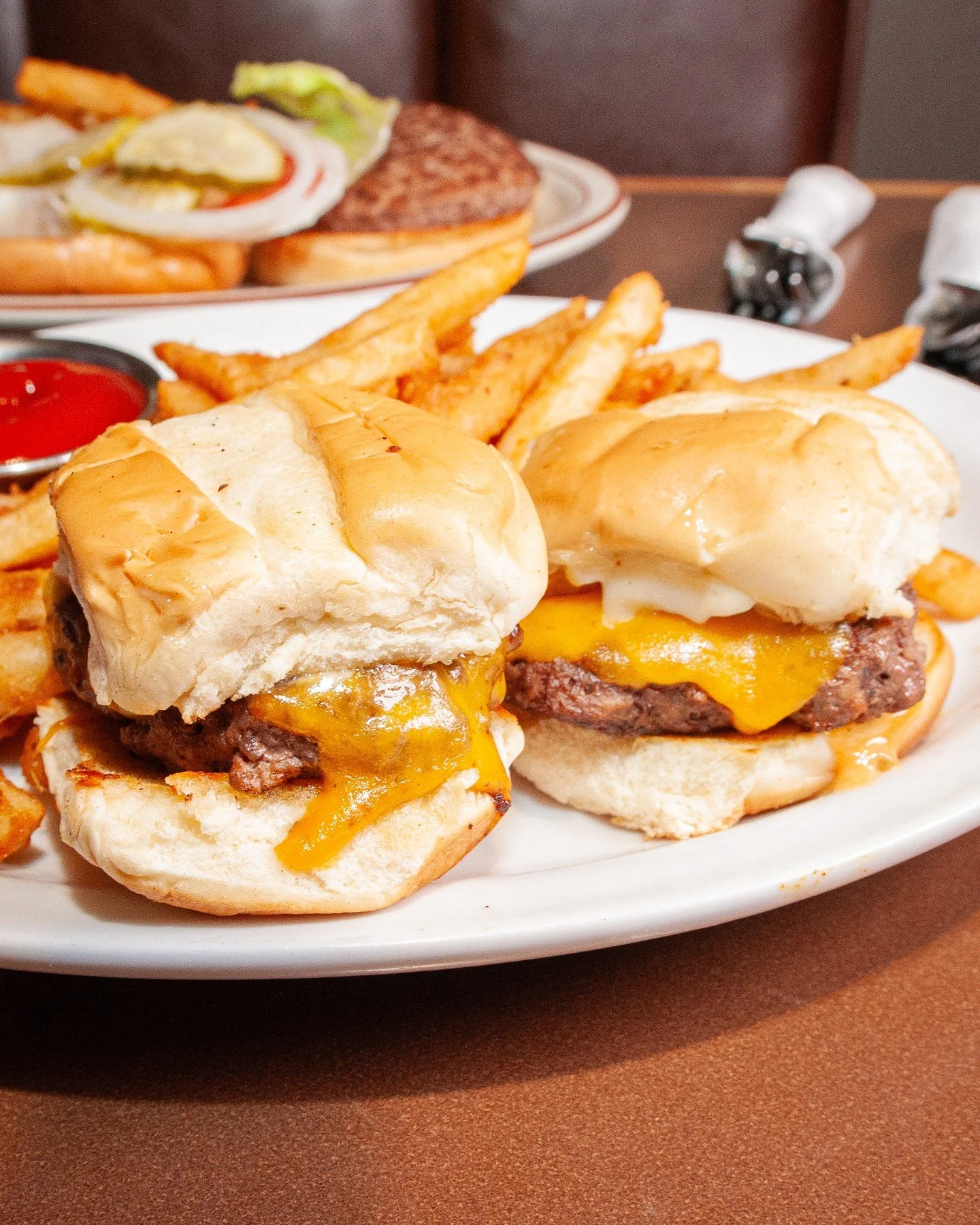 How about some free sliders for your little burger fan? It&rsquo;s Tuesday, which means kids eat free at Burs!⁠
⁠
From 4pm to close, every regular entr&eacute;e in your party comes with a free kids menu item. Come see what&rsquo;s cooking:⁠
Burger Sl
