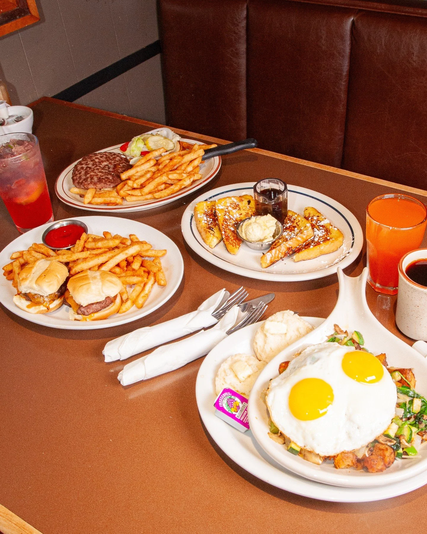 Kids Eat Free! ⁠
⁠
Every Tuesday from 4pm to close! Grab a free kid's menu item for kids 10 and under with every regular entr&eacute;e in your party. Check out all of our choices!⁠
⁠
Burger Sliders &amp; Fries⁠
French Toast⁠
Chicken Strips &amp; Frie