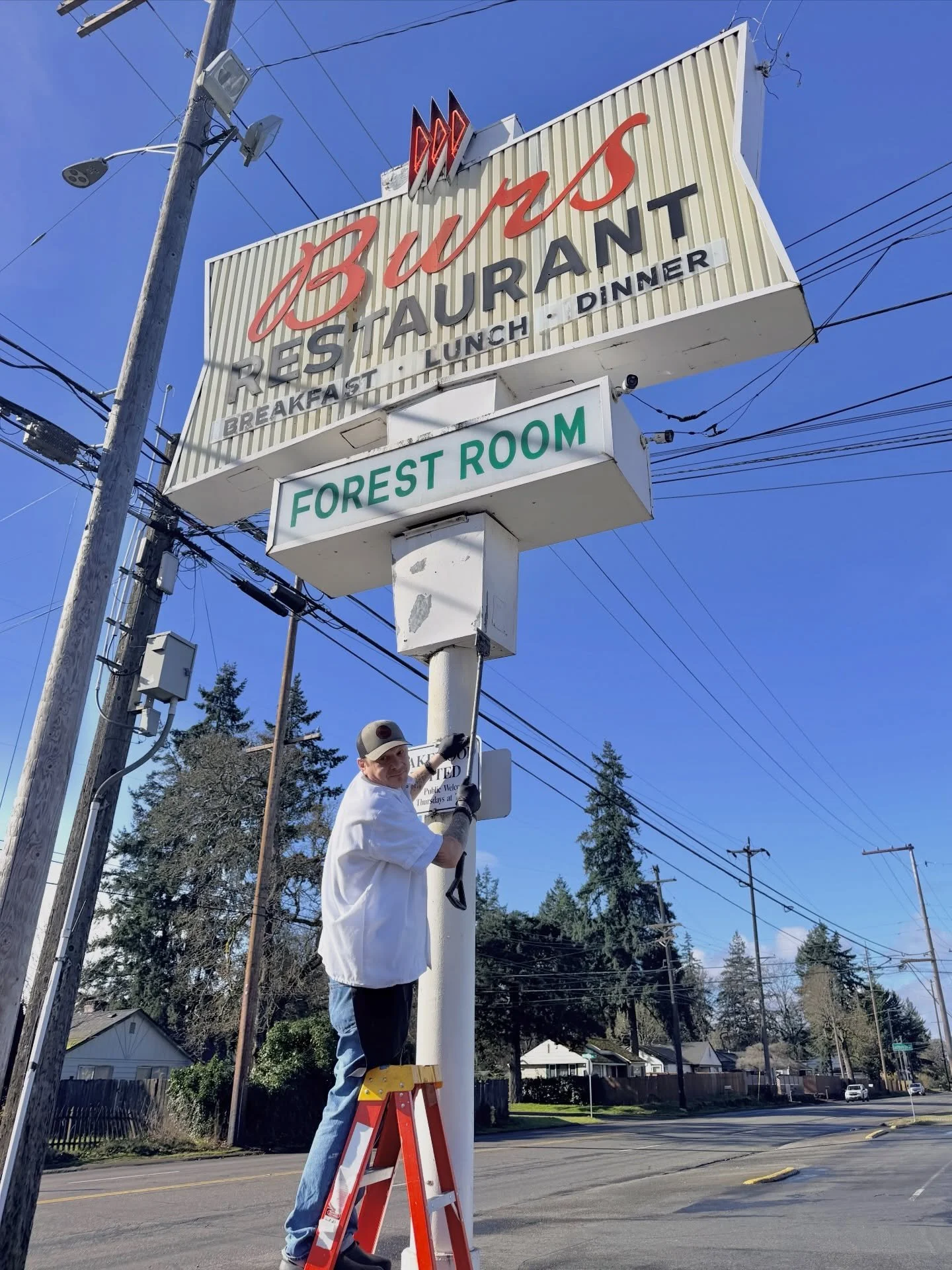 Taking advantage of some recent sun to tidy up our sign ✨