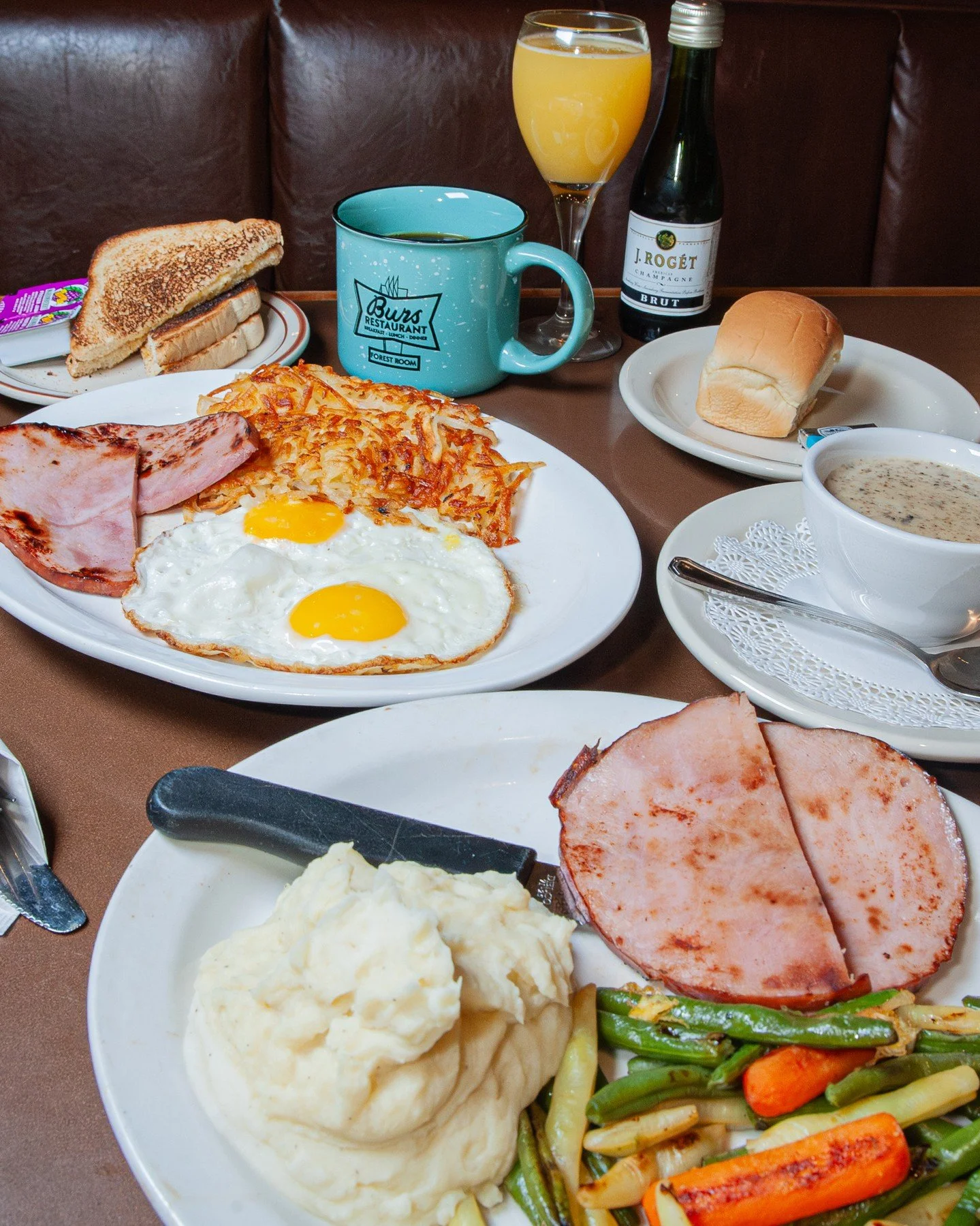 Hop on over for our one-day-only Easter Sunday menu coming up this weekend! 🐇⁠
⁠
🍯 Glazed Ham Breakfast⁠
🍖 Glazed Ham Dinner⁠
🥕 Carrot Cake⁠
🥂 Mimosa⁠
⁠
Available on Easter Sunday, April 5th 🌷