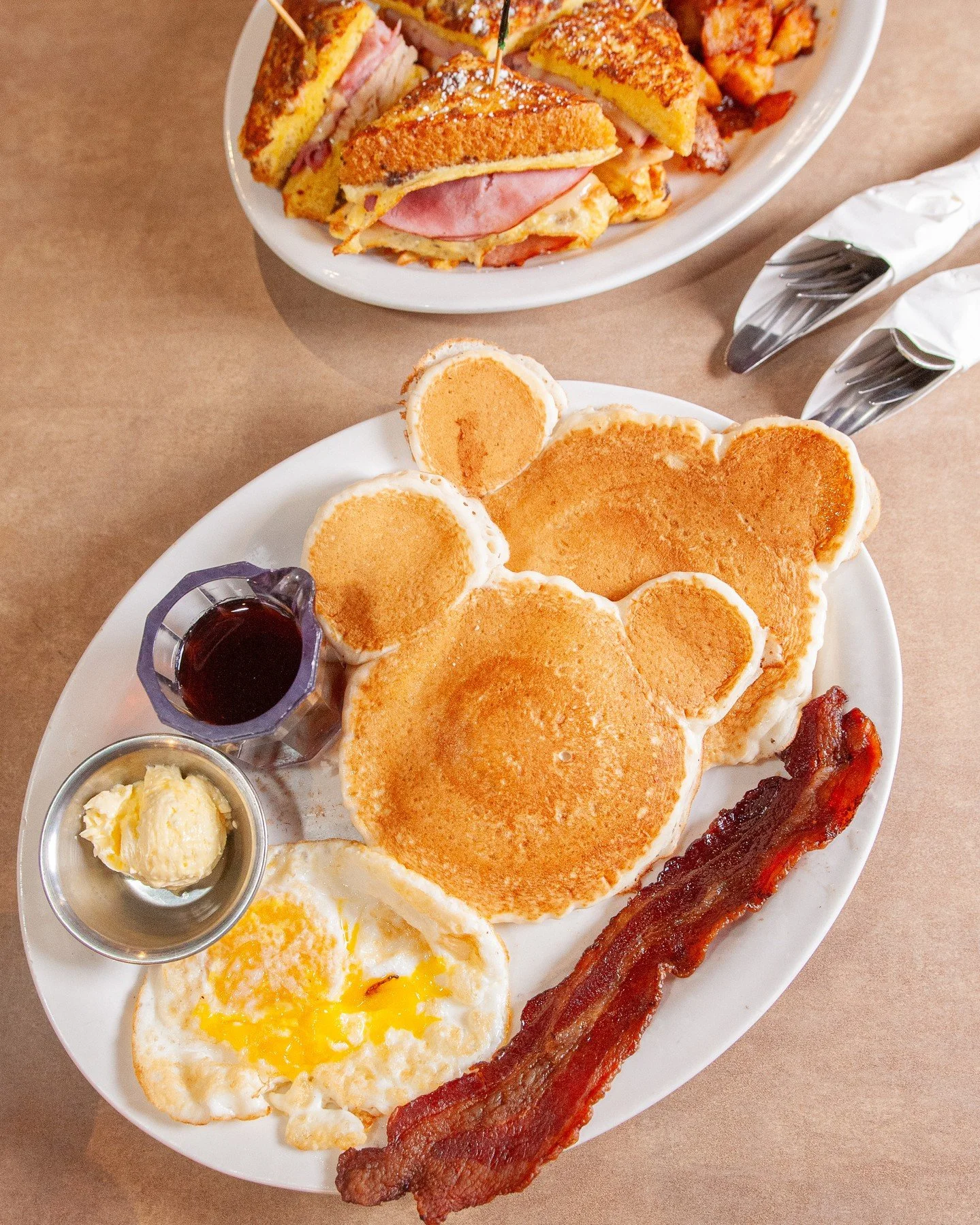 It's Kids Eat Free Tuesday!⁠
⁠
Bring the kids in for a free meal! Every Tuesday after 4pm, children 10 and under enjoy any kid&rsquo;s menu item on the house with the purchase of a regular entr&eacute;e.