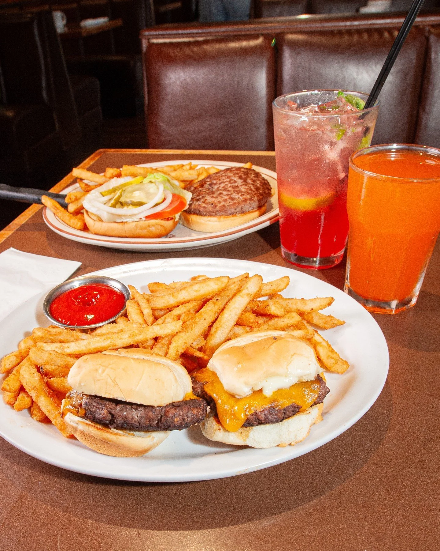 Kids Eat Free, every Tuesday at Burs! ⁠
⁠
That's right, every Tuesday from 4pm-close, you can get a free kid's meal menu item for your kiddo 10 and under with the purchase of any regular entr&eacute;e. ⁠
⁠
And check out all of our choices! ⁠
French T