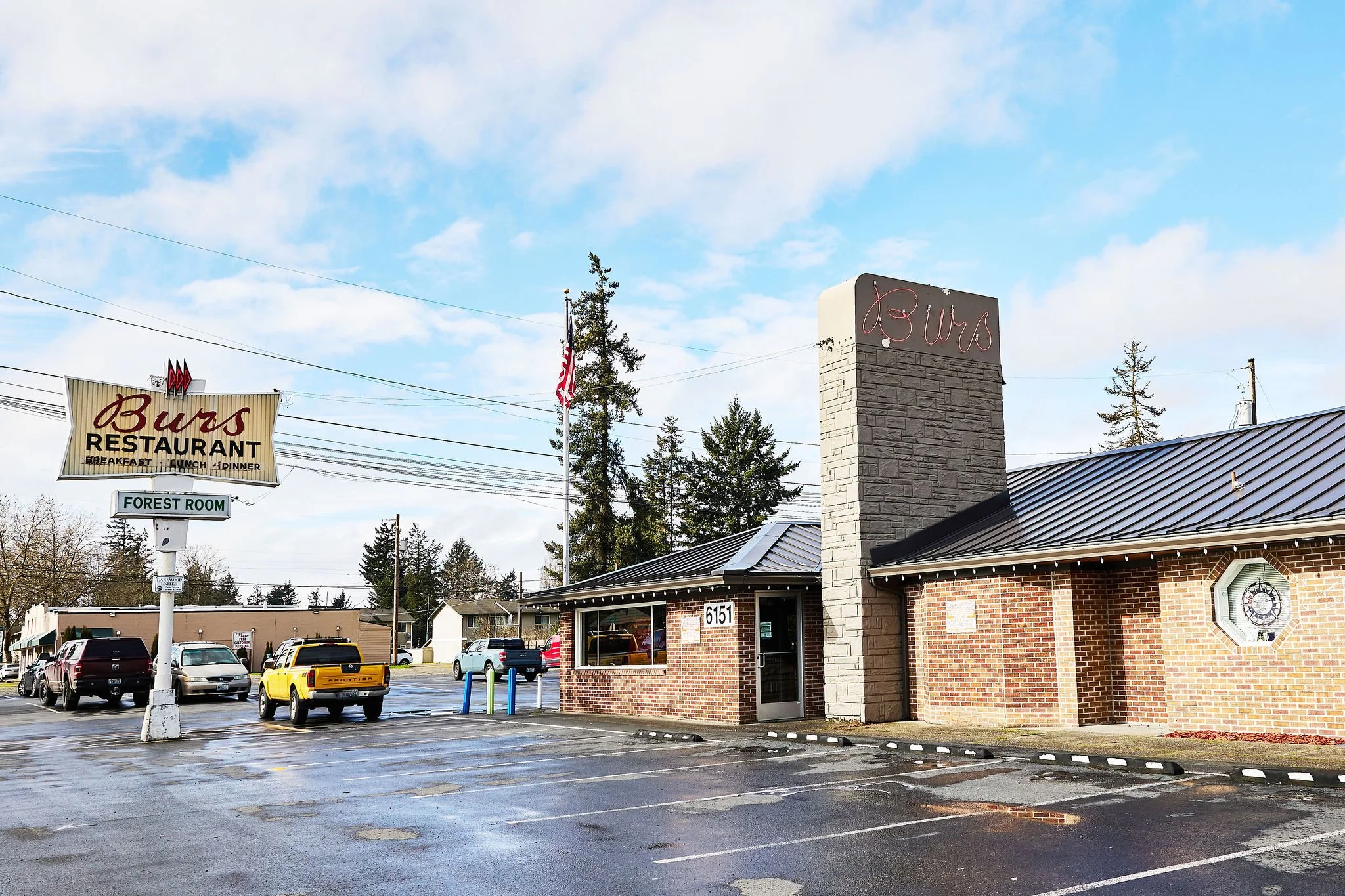 Burs Restaurant and Lounge