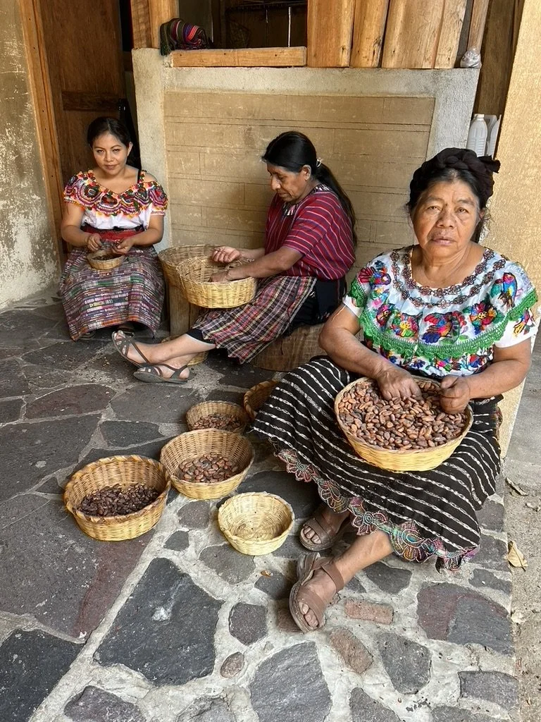 préparation collective du cacao par des femmes