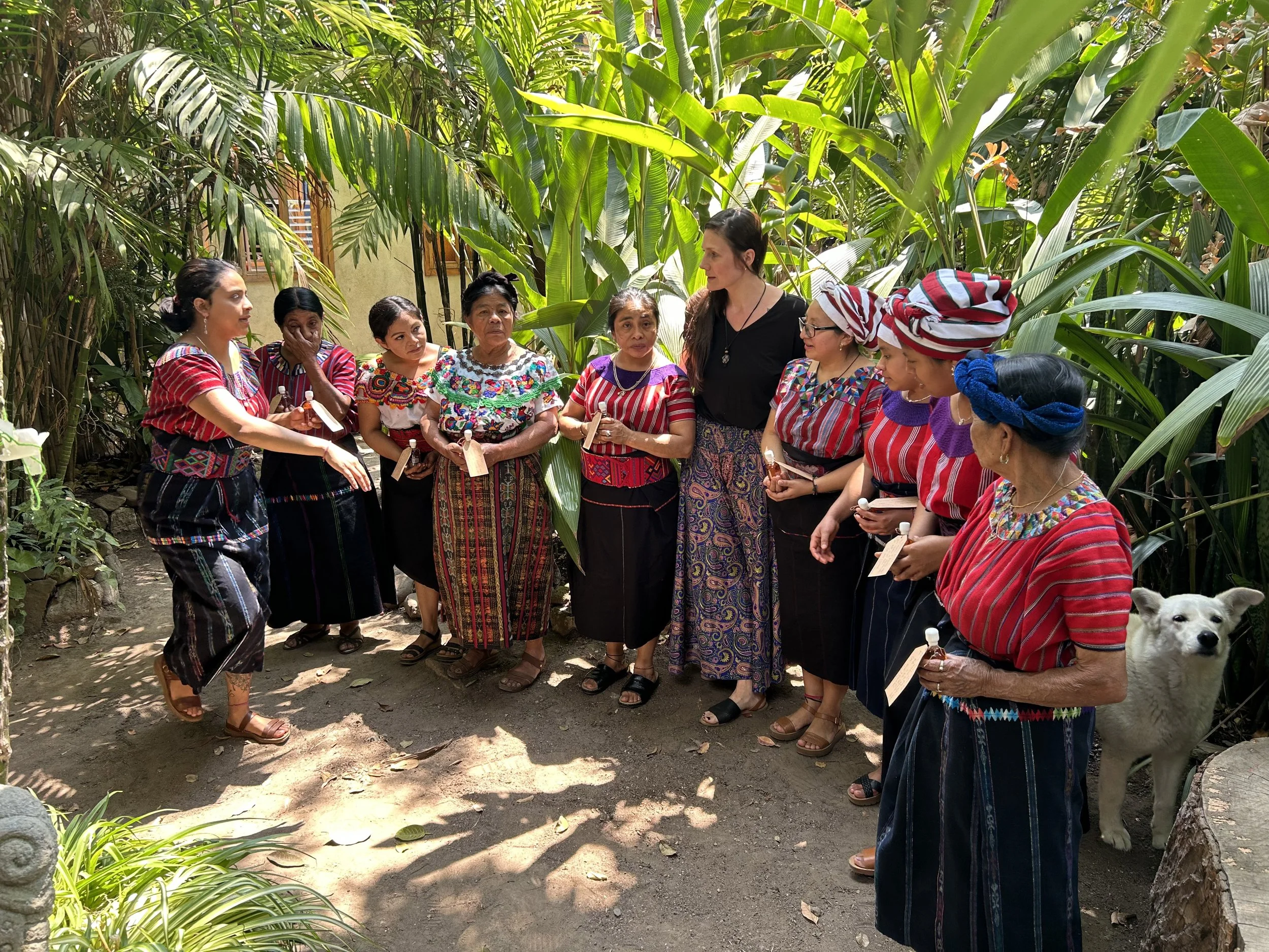 Nicole, la fondatrice de Maman Cacao, et l'équipe du Cœur de la Terre