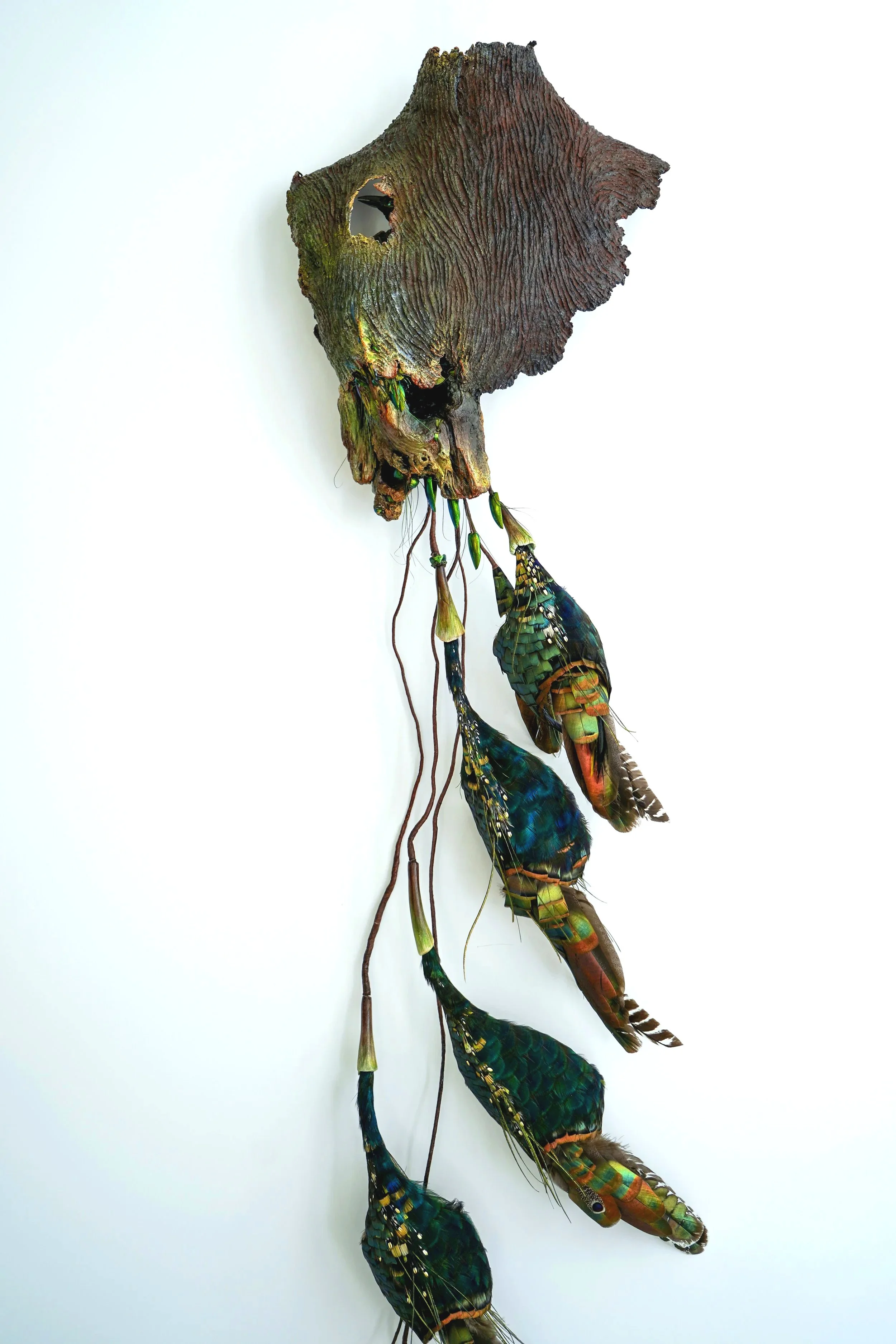 JUNO (2025)
Feathers, architectural wood
150 x 20 x 40 cm