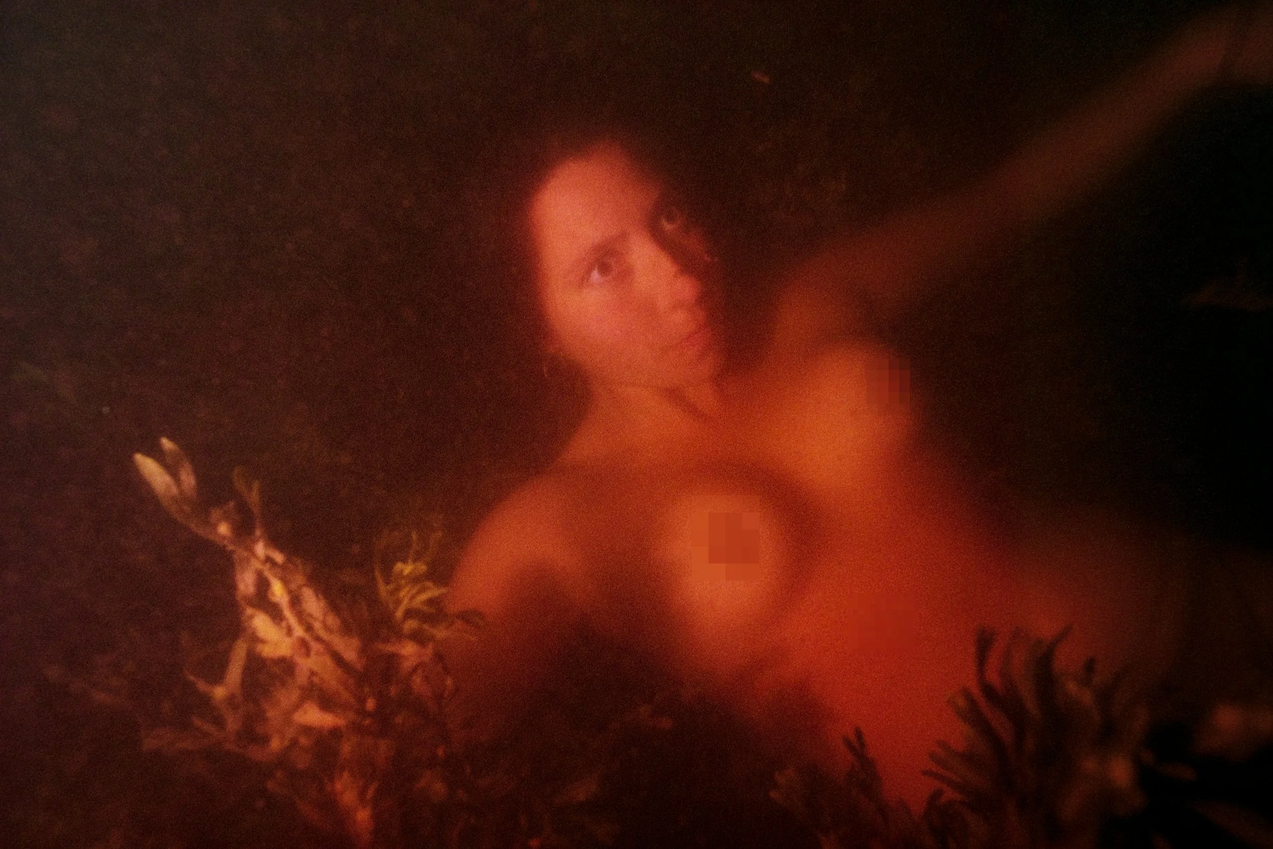 "Camille dans les algues", collaboration with Camille- Amandine Marino
Photographie argentique / Shot on film
20 x 30 cm : Edition of  1 + 1 AP 
56 x 84 cm, Edition of 6 + 2 AP
100 x 150 cm, Edition of 6 + 2 AP