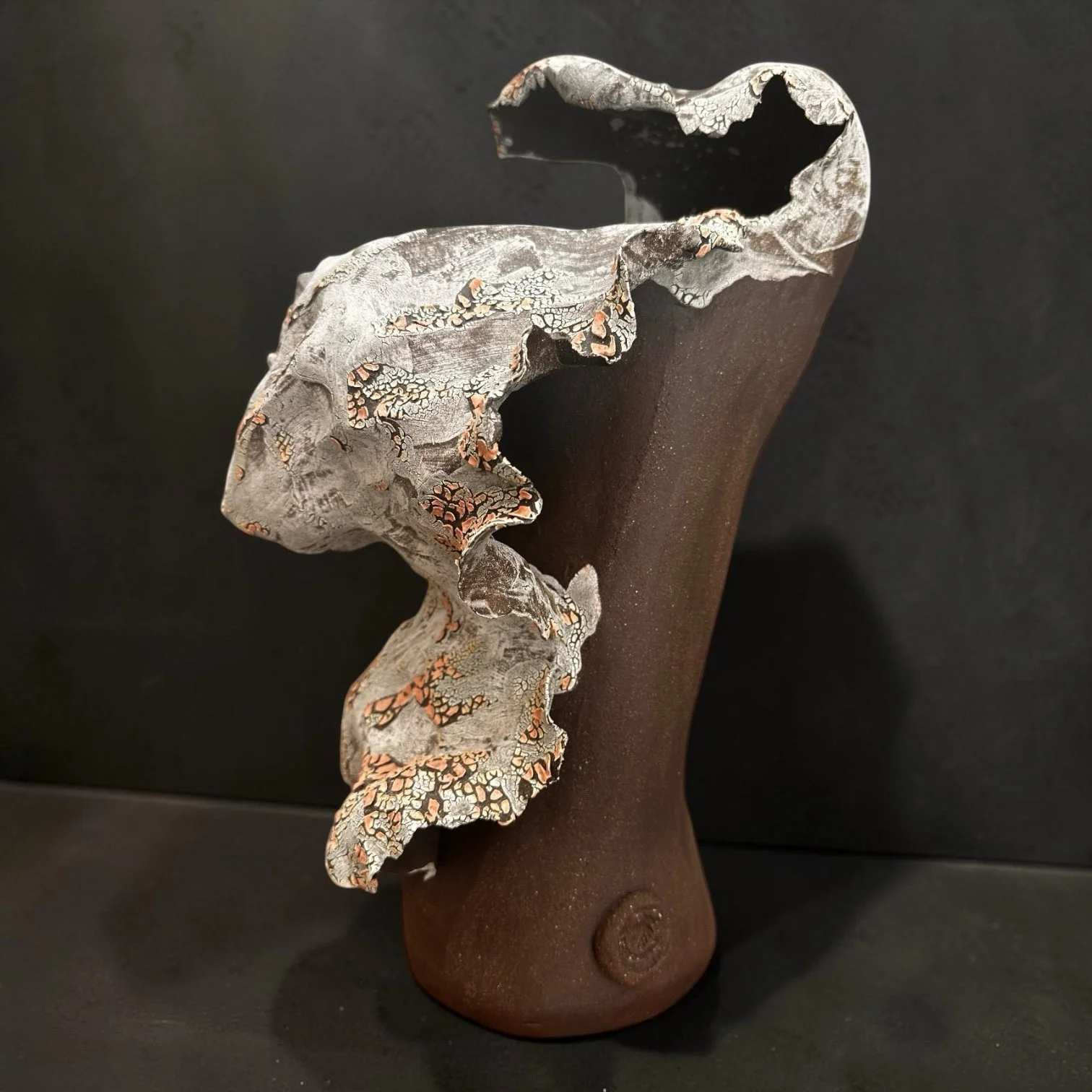 NN2026EM03
Black stoneware with black grog · Coil-built · Multiple textured crawling glazes · Two firings · H. 45 cm × W. 39 cm × D. 22 cm