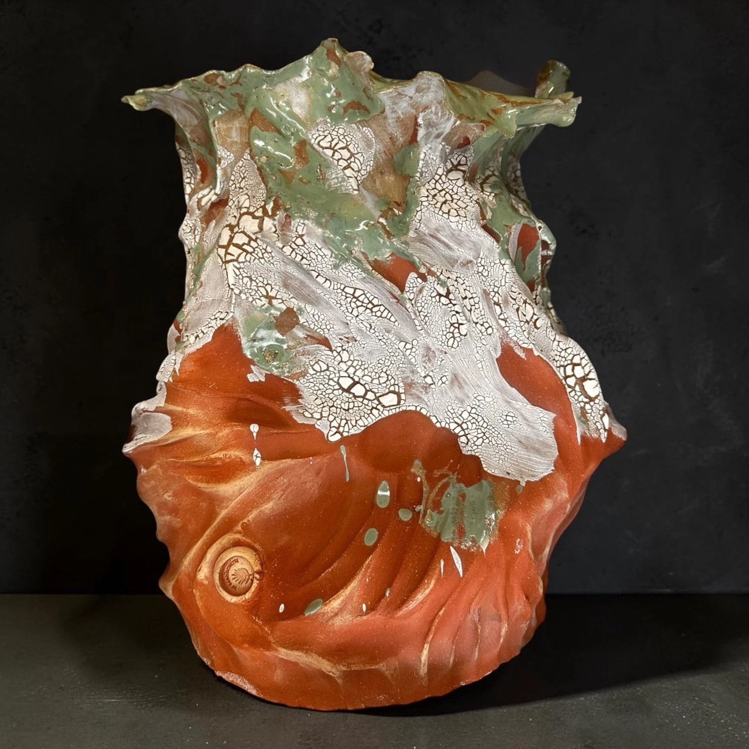 R2026EM03
Flamed red stoneware · Coil-built · Multiple glazes · 3 firings · H. 40 cm × W. 35 cm × D. 35 cm