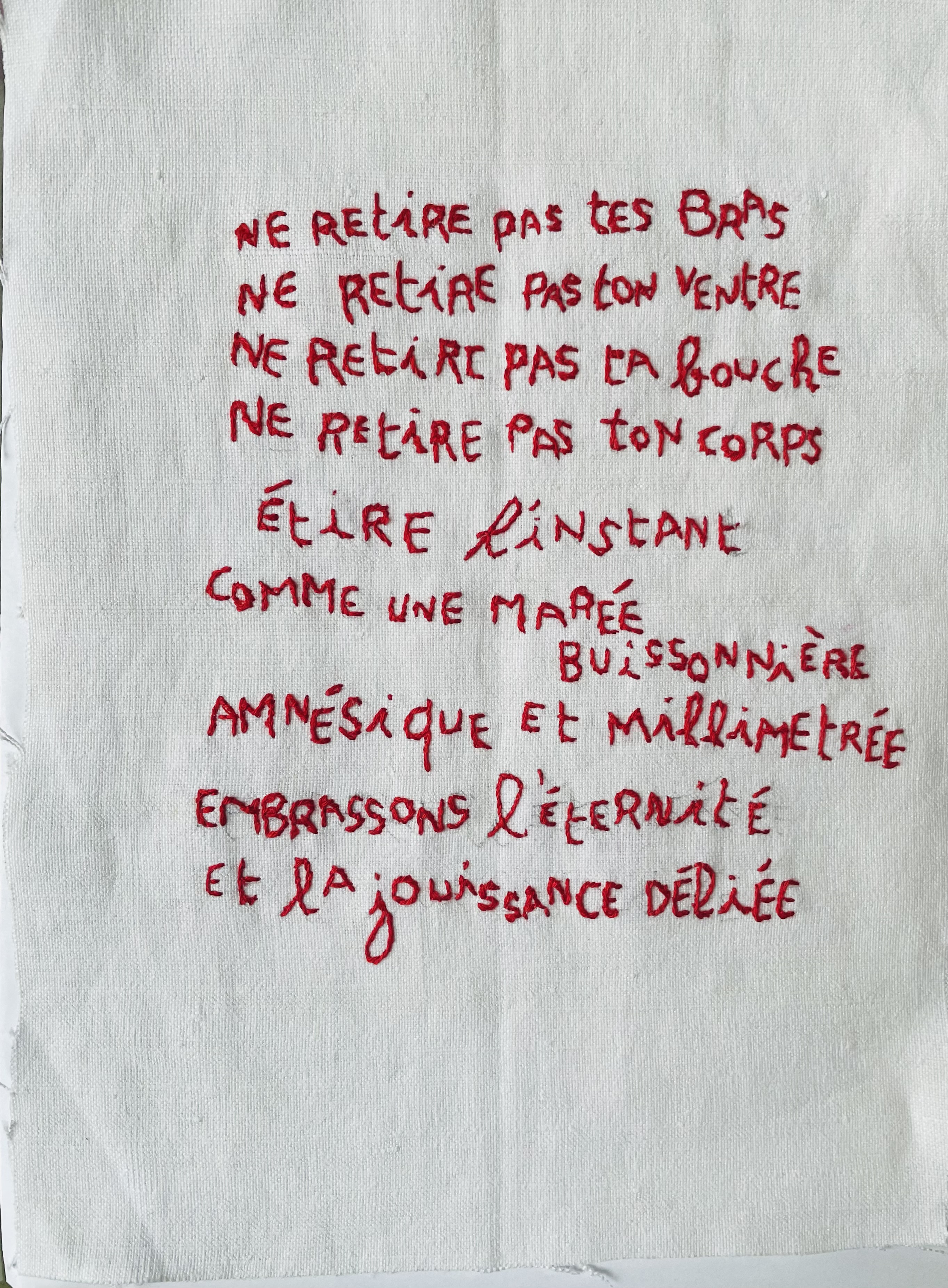 "La lenteur," 2024
Vers originaux brodés à la main sur drap de lin chiné, encadré, sous verre 
24 x 32 cm