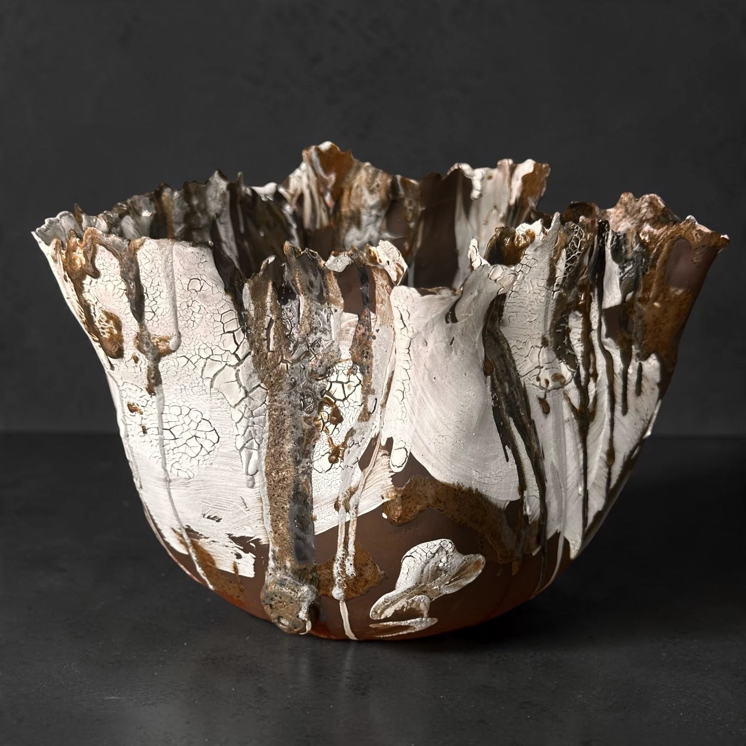 N2026EM01
Black stoneware · Slab-built · Multiple glazes · Four firings · H. 24 cm × W. 40 cm × D. 45 cm