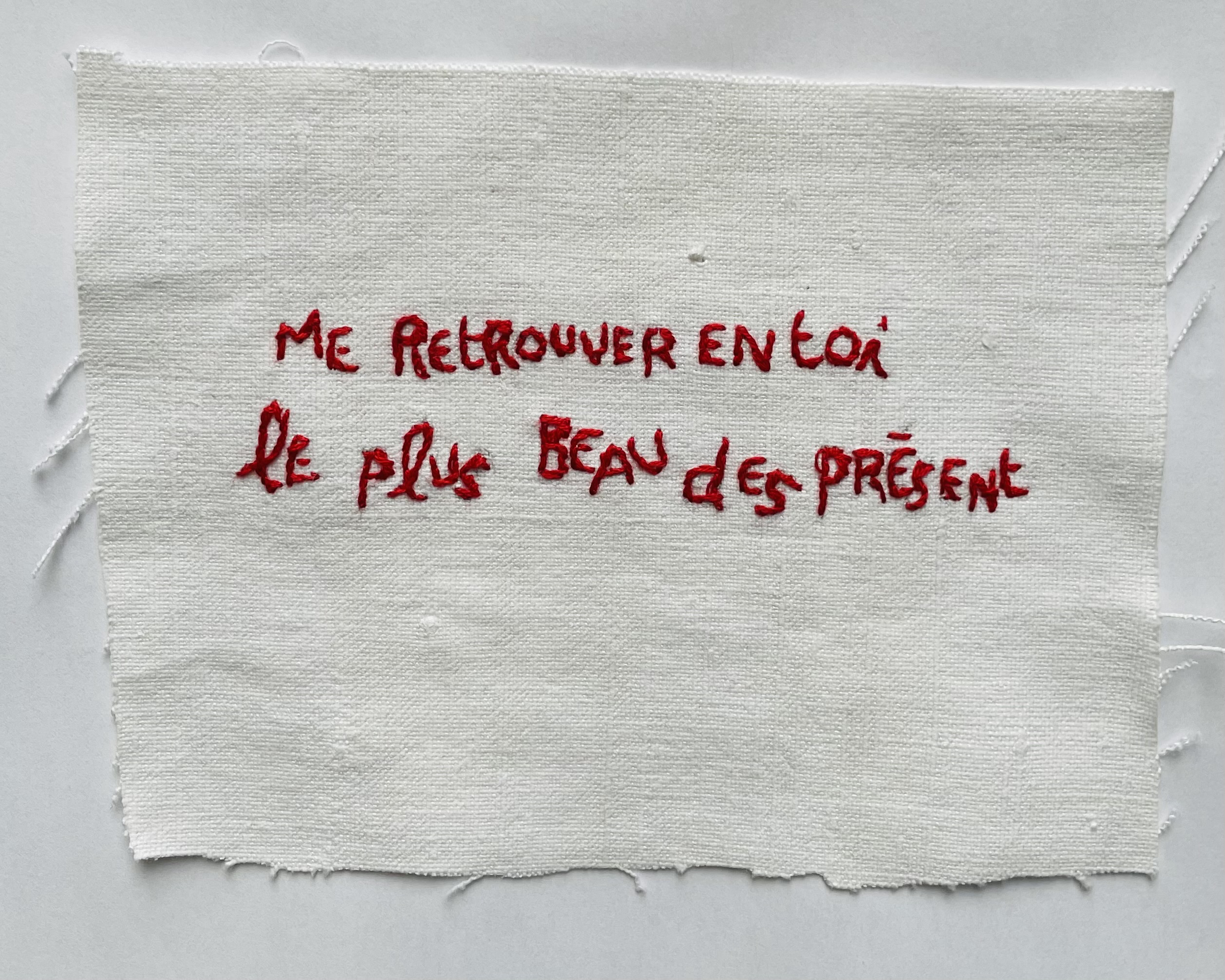 "Me retrouver en toi", 2024
Vers originaux brodés à la main sur drap de lin chiné, encadré, sous verre
18 x 13 cm
