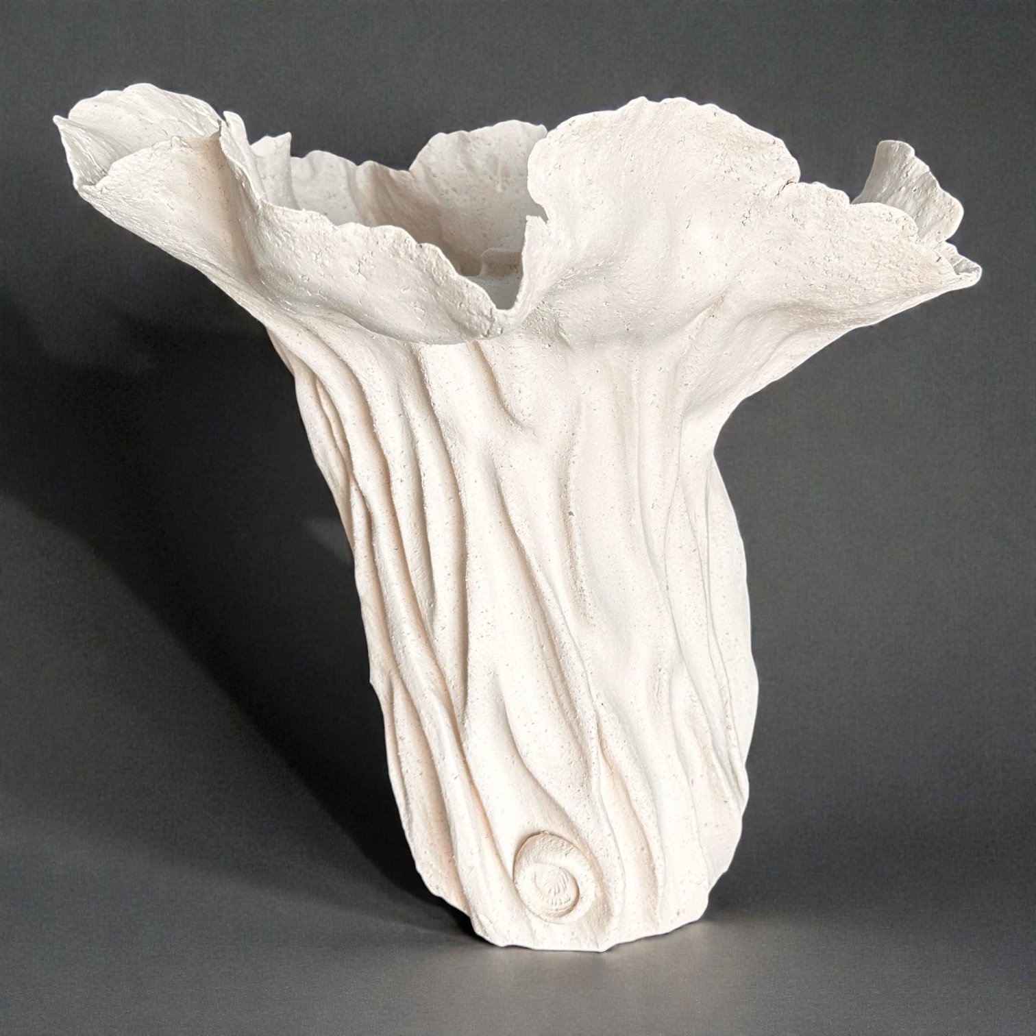 BW2026ET01
White stoneware with white grog — Hand-modelled — Textured white crawling glaze — H. 38 cm × W. 41 cm