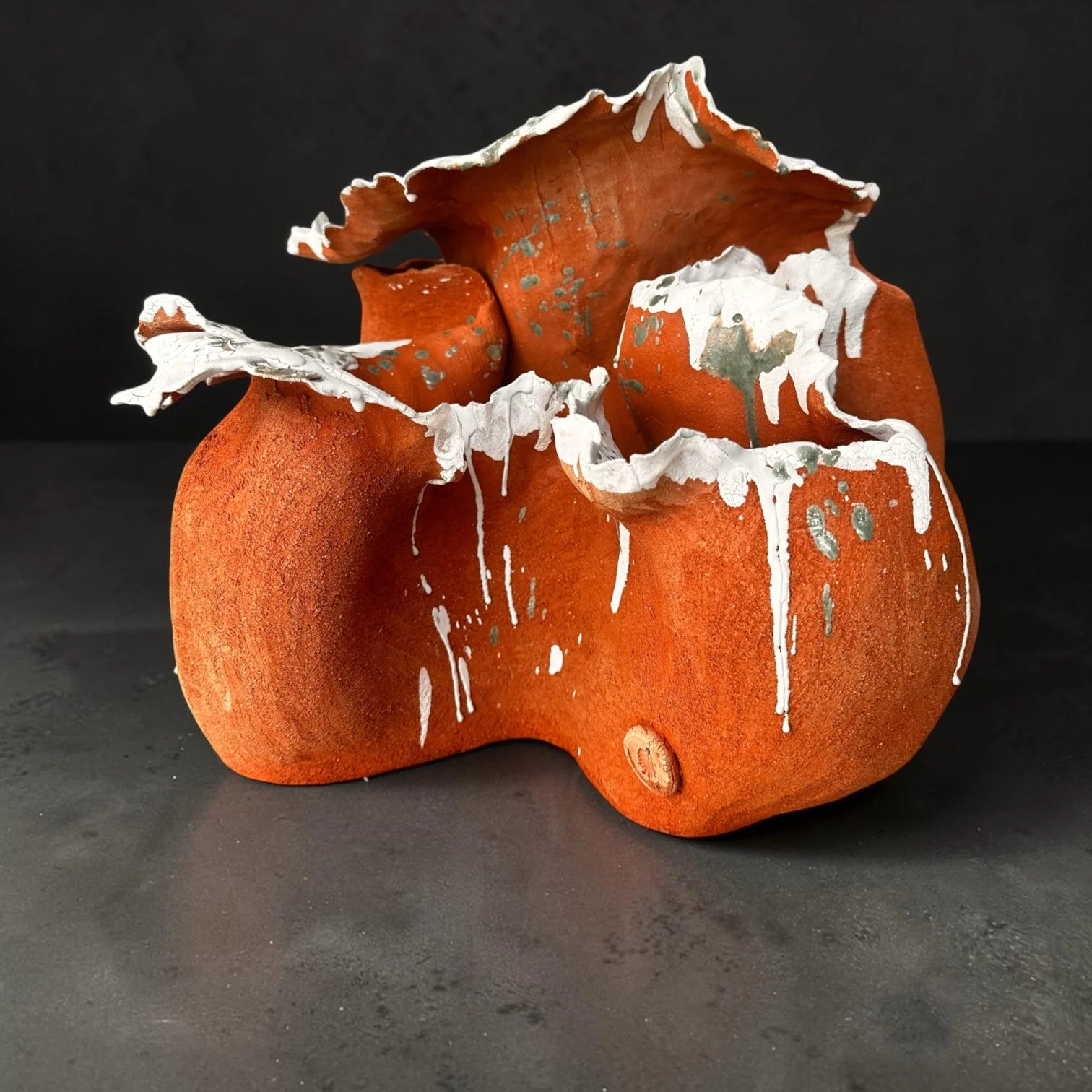 R2026EM01
Red grogged stoneware · Coil-built · Multiple glazes · Three firings · H. 30 cm × W. 39 cm × D. 39 cm