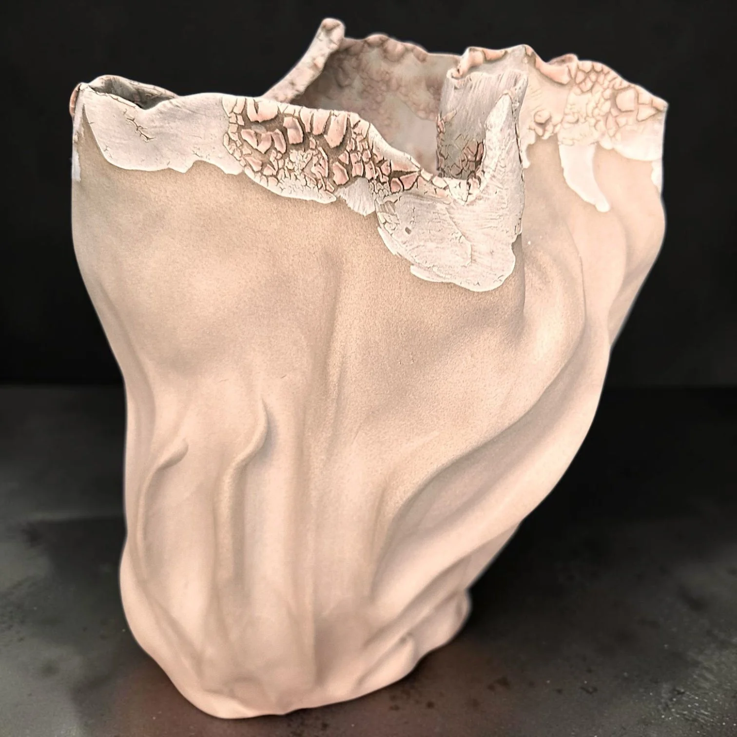 B2026EM01
White grogged stoneware · Coil-built · Textured glaze · Two firings · H. 28 cm × W. 21 cm × D. 21 cm