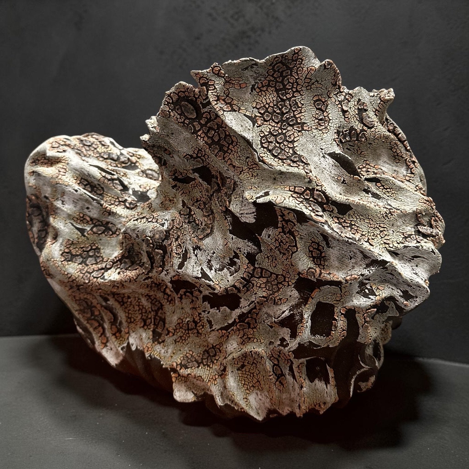 NN2026ET01
Black stoneware with black grog · Coil-built · Textured glaze · Two firings · H. 27 cm × W. 37 cm × D. 25 cm
