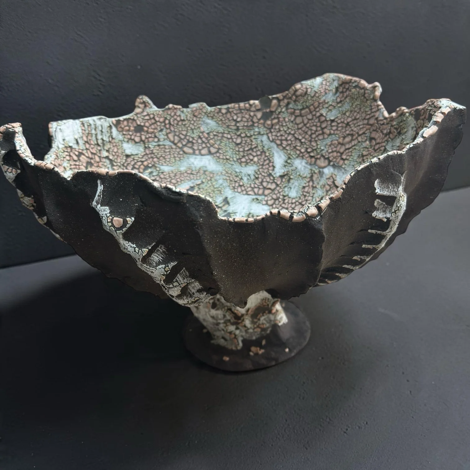 NN2026ET02
Grès noir, chamotte noire · Slab et pinch · Émaux texturés · 2 cuissons · H. 21 cm × L. 30 cm × l. 30 cm