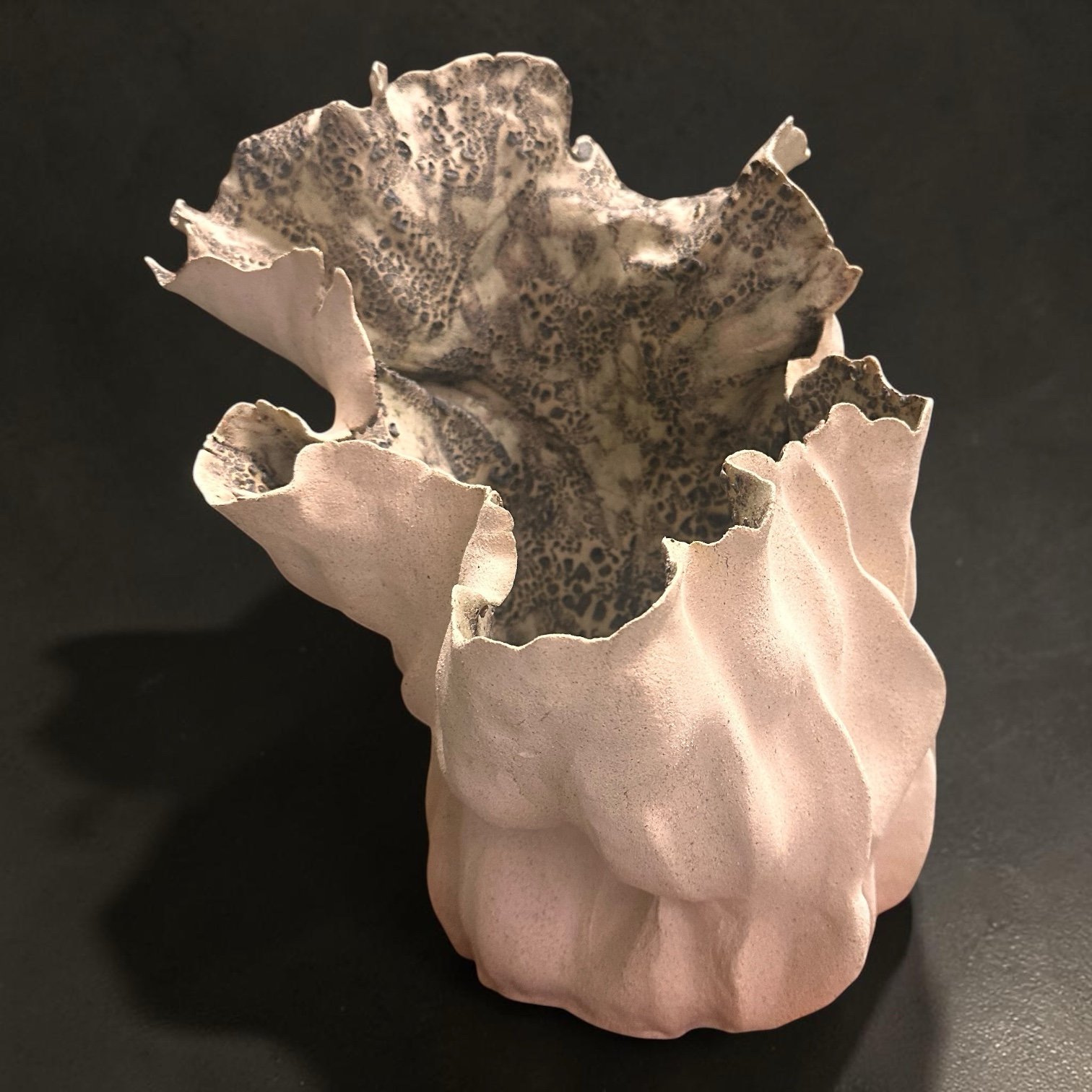 BW2026ET02
White stoneware with white grog · Coil-built · Textured glazes · Two firings · H. 37 cm × W. 36 cm × D. 35 cm