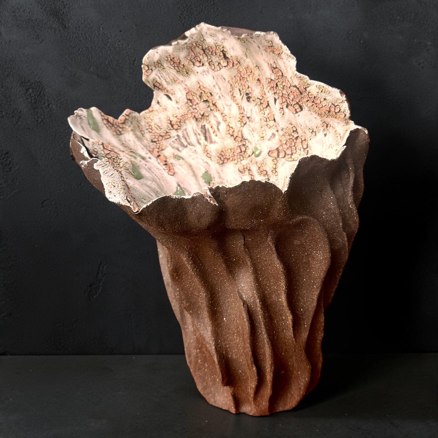 NN2026EM04
Black stoneware with black grog · Coil-built · Multiple glazes, textures and chun glaze · Three firings · H. 25 cm × W. 34 cm × D. 24 cm