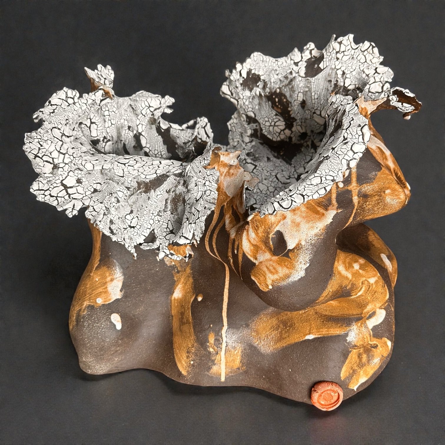 NN2026EM01
Black stoneware, black grog — Coil-built — Multiple glazes, white crawling glaze — 3 firings — H. 39 cm x W. 45 cm