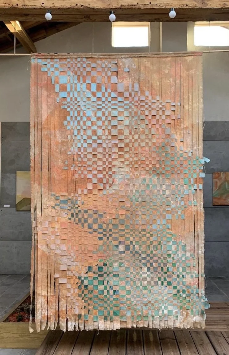 TISSAGE 1,  2024, œuvre recto/verso
Toiles de jute et de coton, acrylique,
découpées puis tissées à la main
195 x 145 cm