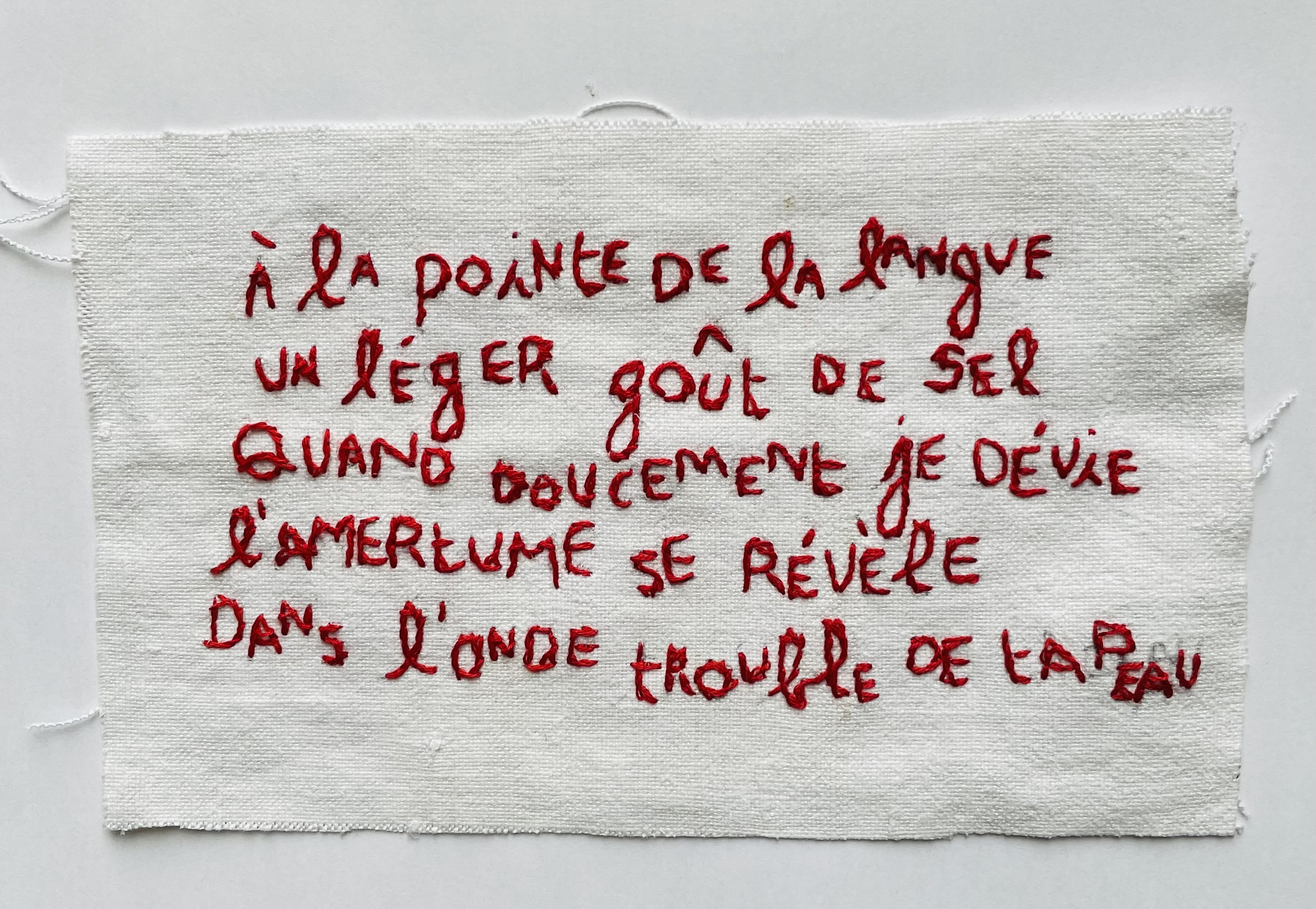 "À la pointe", 2024
Vers originaux brodés à la main sur drap de lin chiné, encadré, sous verre
18 x 13 cm