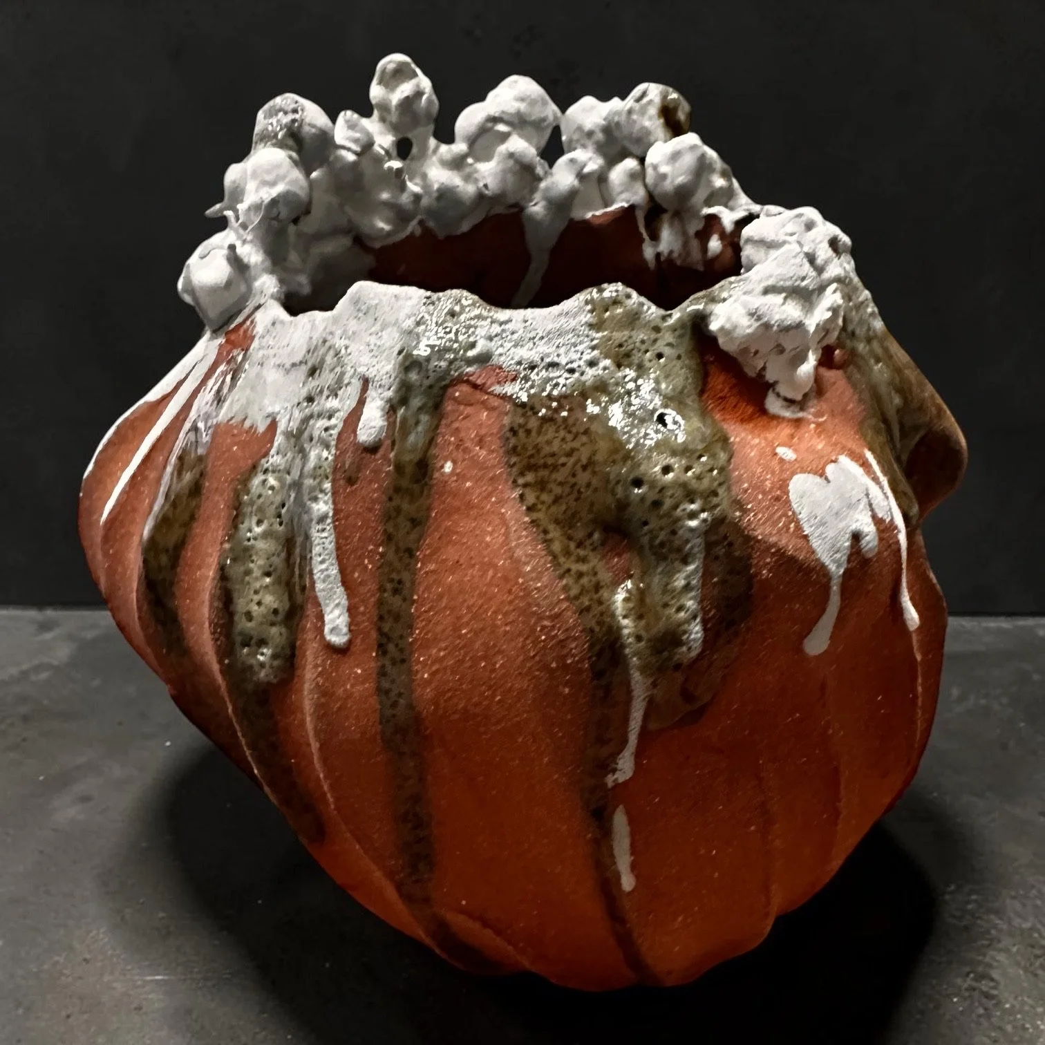 R2026EM02
Red grogged stoneware · Pinch-built · Multiple glazes and porcelain · Three firings · H. 17 cm × W. 17 cm × D. 16 cm