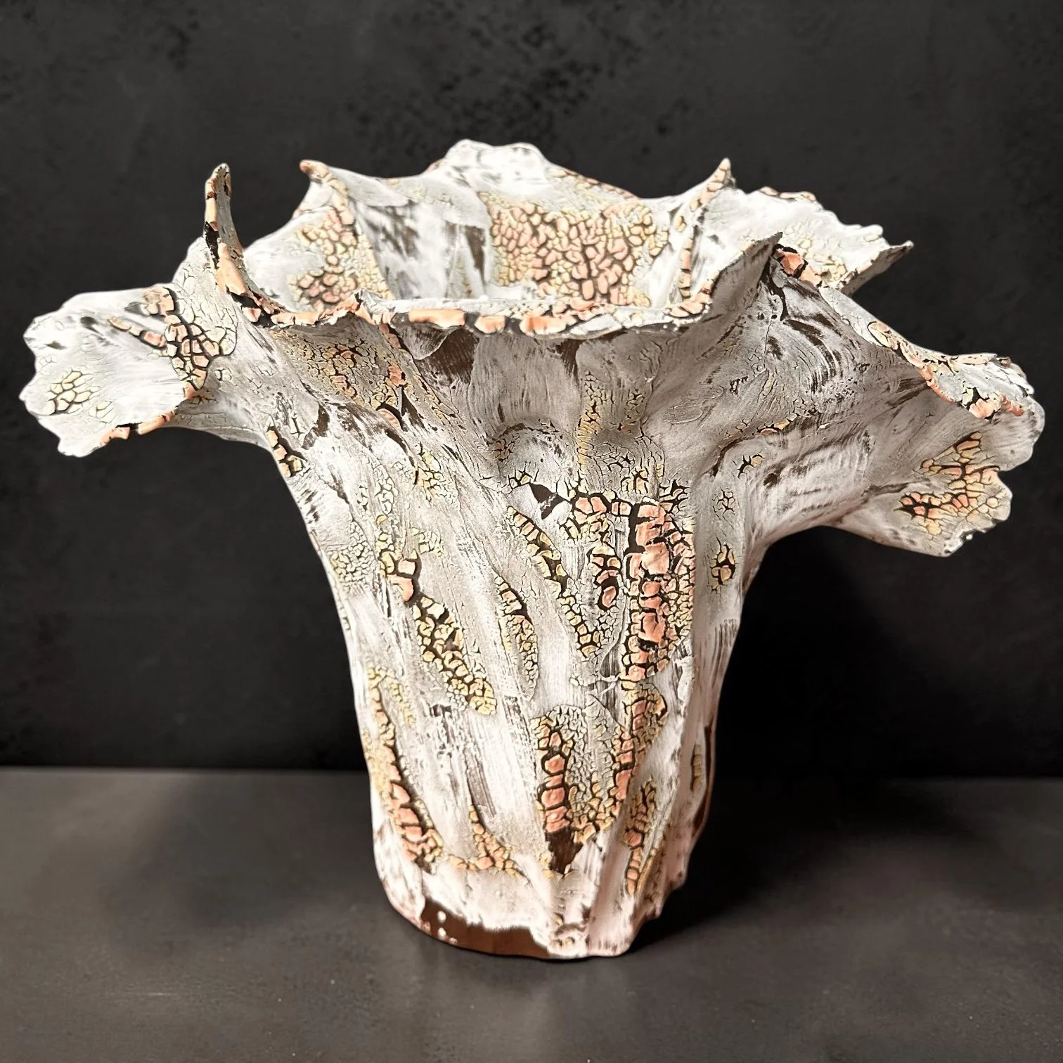 NN2026ET03
Black stoneware with black grog · Pinch-built · Textured glaze · Two firings · H. 21 cm × W. 23 cm × D. 22 cm