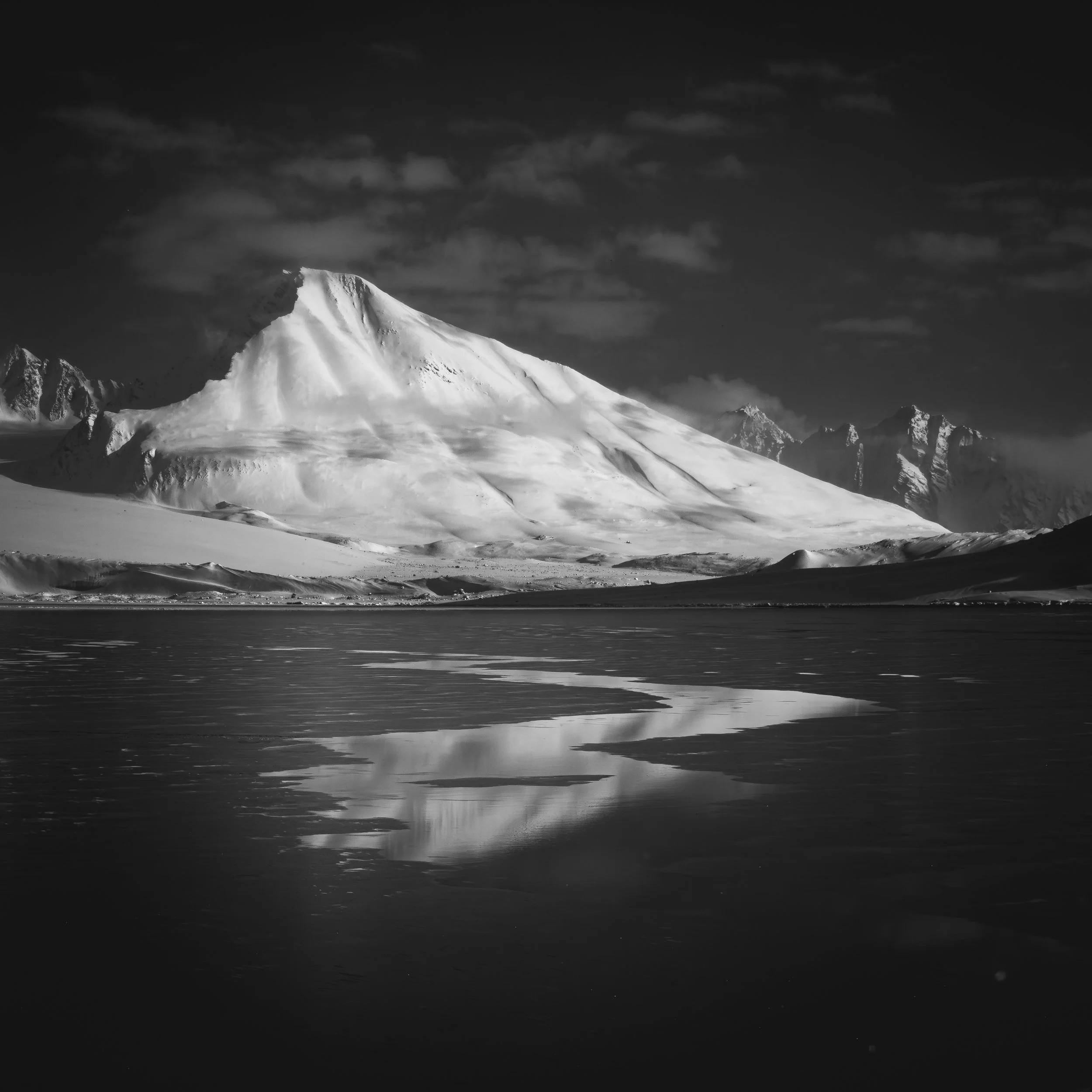 "Bloodletting" / "La saignée"
33 x 33 cm, Edition of 1 + 1 AP
75 x 75 cm, Edition of 10 + 2 AP