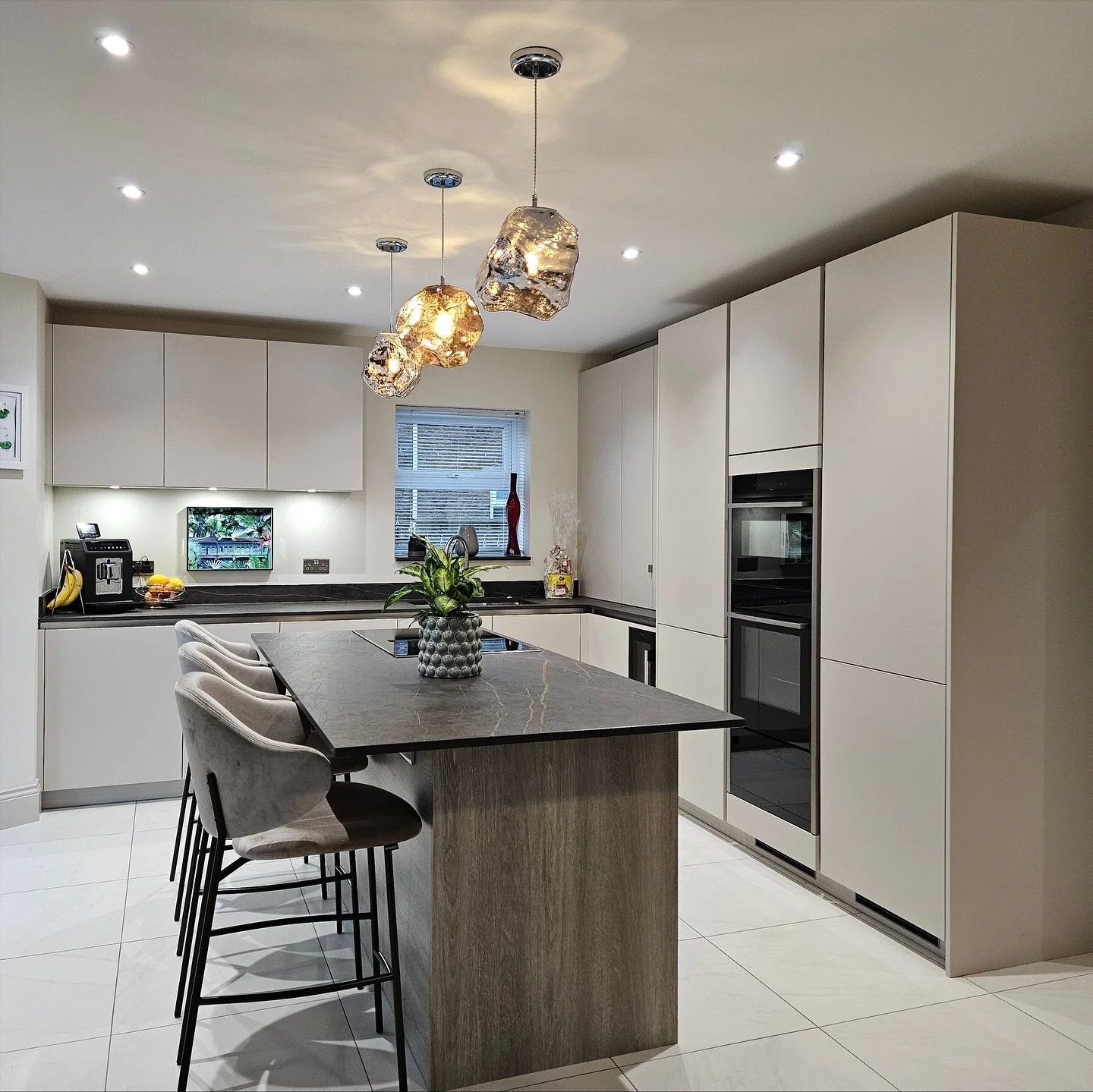 New Kitchen fit in Portishead. Kitchen from @schmidt_bristol 
Swipe for the before ➡️