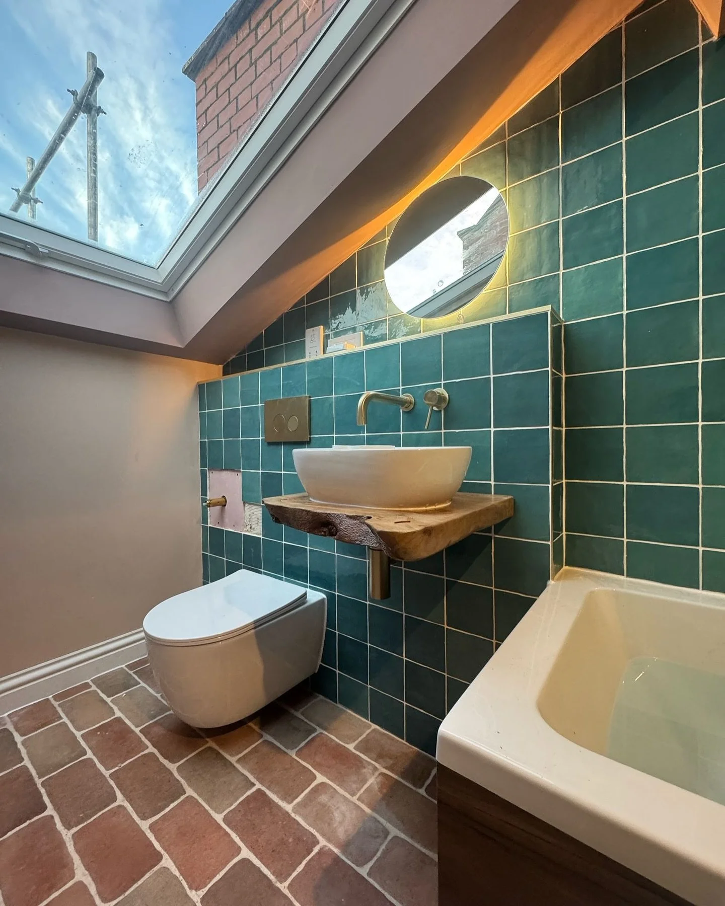 Love the colours and finishes the client chose for this bathroom 🤩