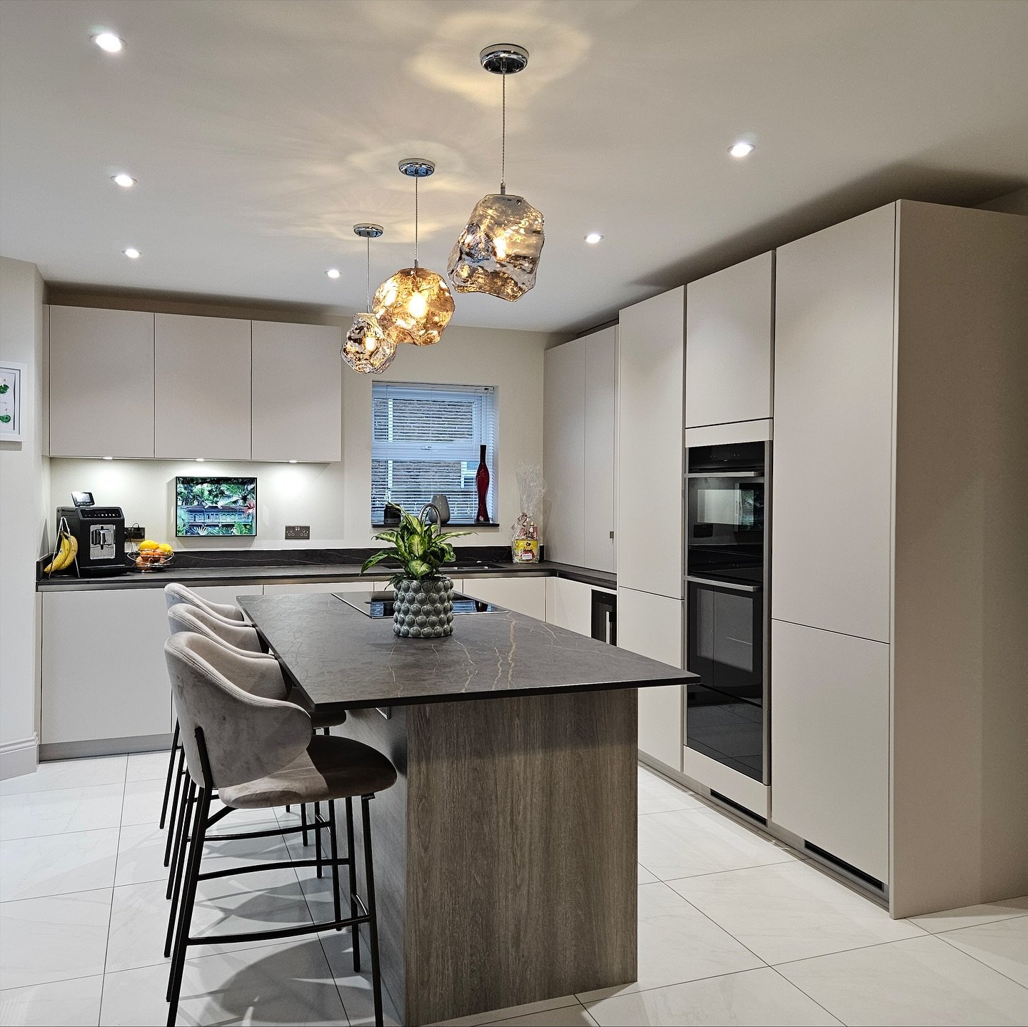 New Kitchen fit in Portishead. Kitchen from @schmidt_bristol 
Swipe for the before ➡️