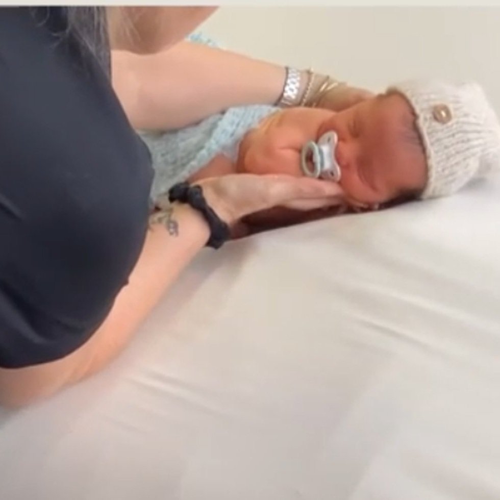 diy+smartphone+newborn+photos+bum+up+pose+_001.jpg