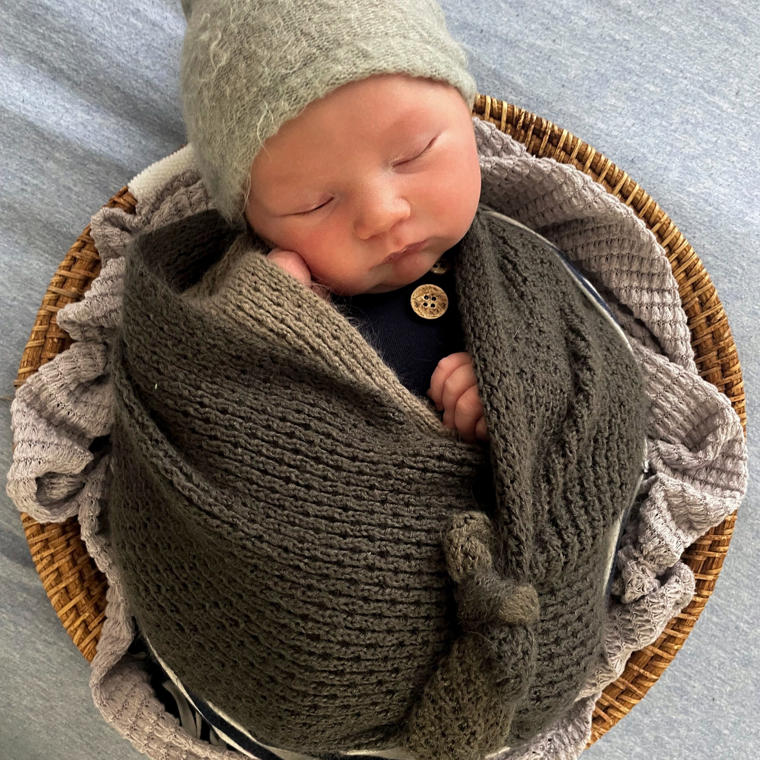 millie dee photography newborn baby photography tutorial baby in bowl pose, newborn baby posing, diy newborn photos, at home newborn pictures,