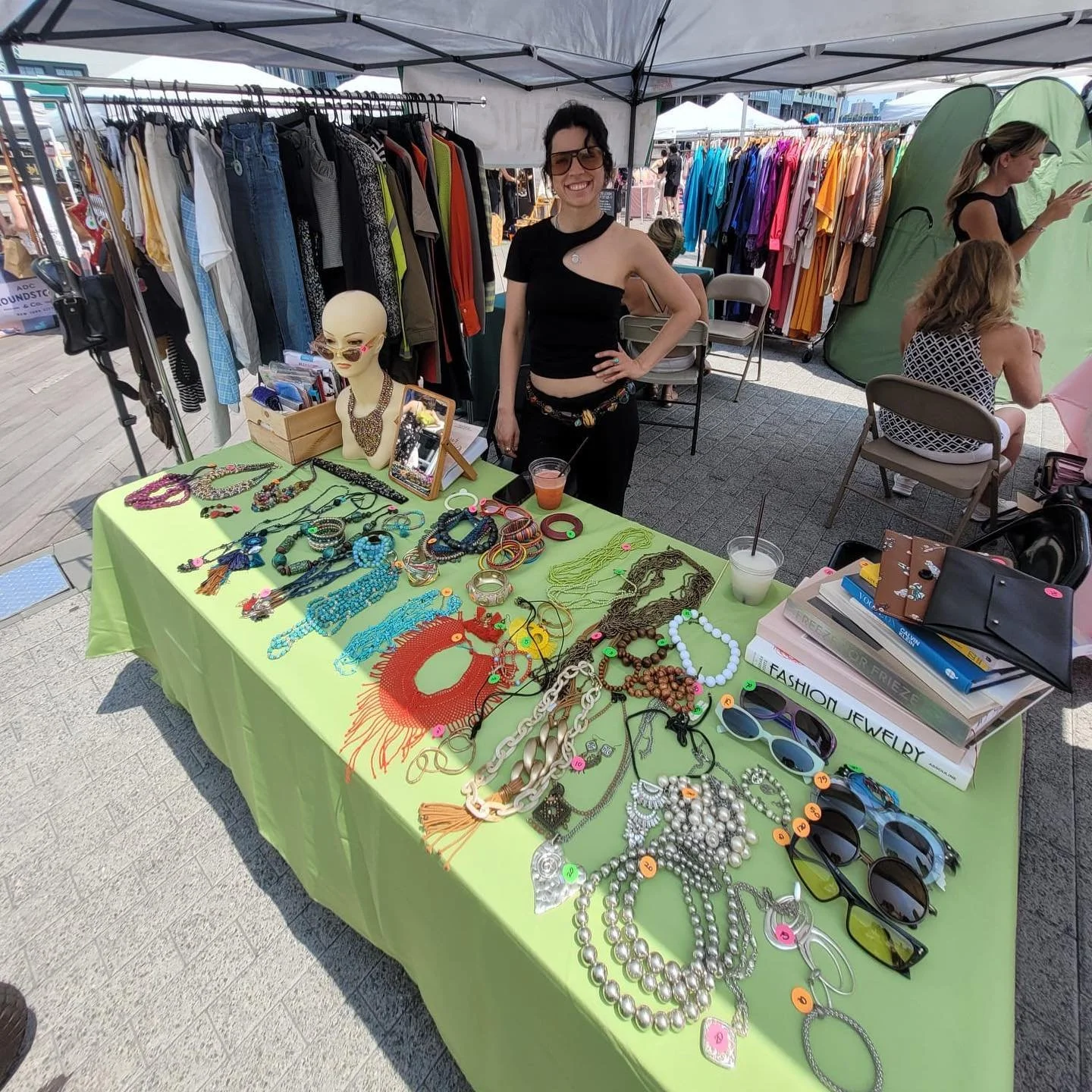 Hey Cuties! Thank you to everyone that shopped this weekend. We have more dates coming up for this summer on September 2nd! See you next time.
Gracias :)