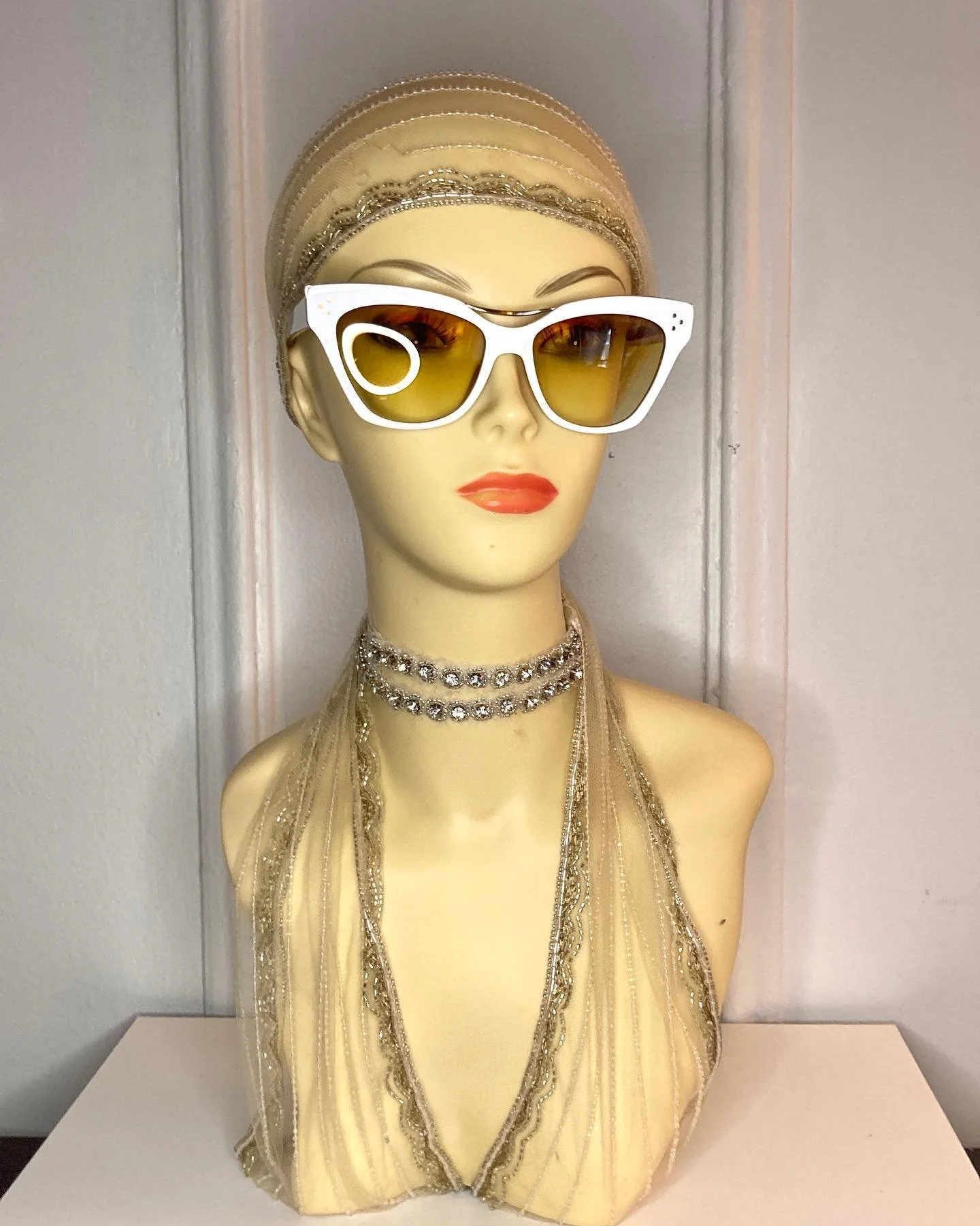 Bianca serving 2007 Britney glam in Cuttler and Gross sunglasses available online
.
.
.
.
#quecutetheshop #sunglasses #designersunglasses #cuttlerandgross #white #summer #spring #ootd #streetstyle #accessories #resale #designer #shopsmall #shopsmallb