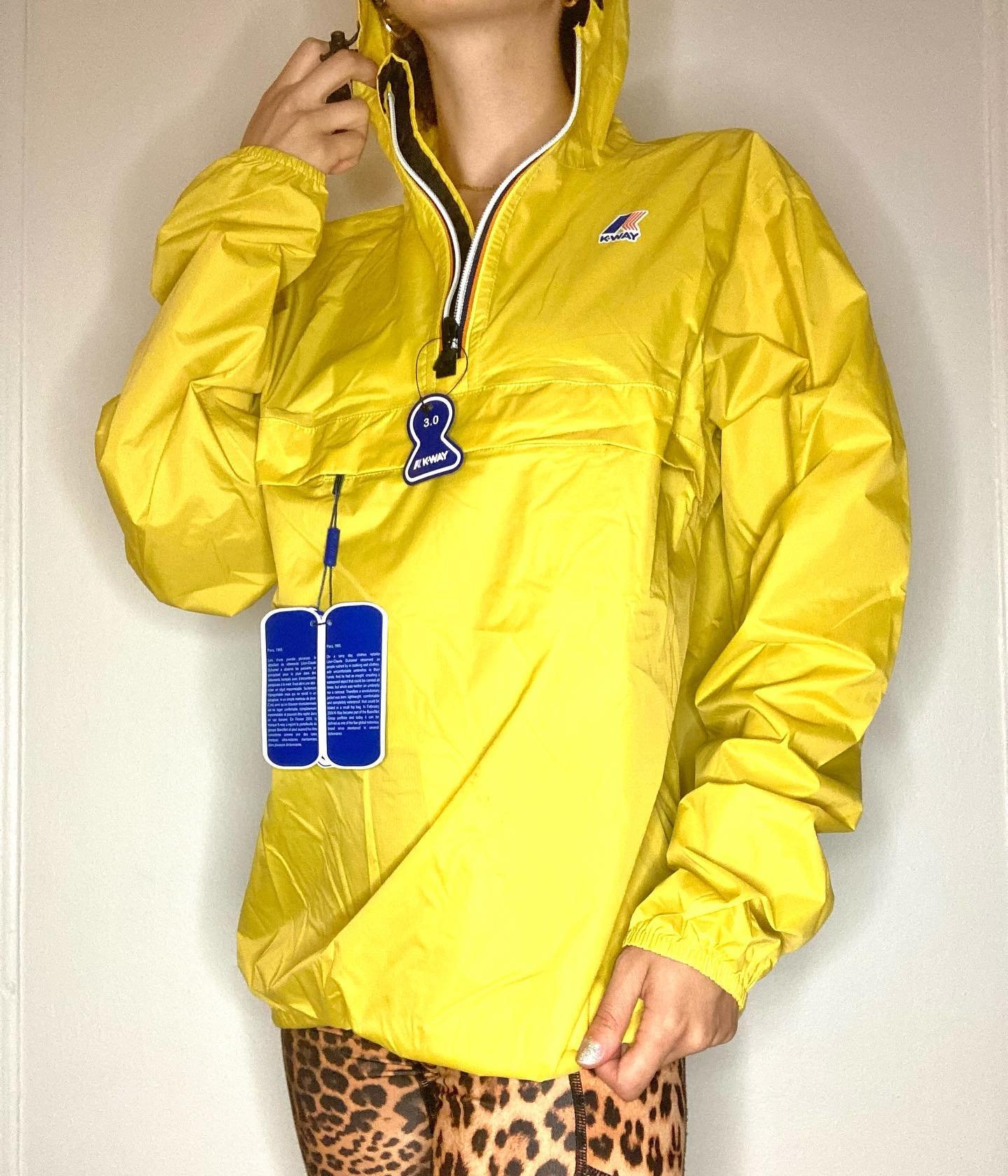 Spring is approaching🌼 🐝

Yellow K-way pullover rain jacket available in the shop 

New with tags*

#quecutetheshop #activewear #pullover #nylon #yellow #raincoat #athleisure #kway #newwithtags #resale #shopsmall #shopsmallbusiness #brooklyn #newyo