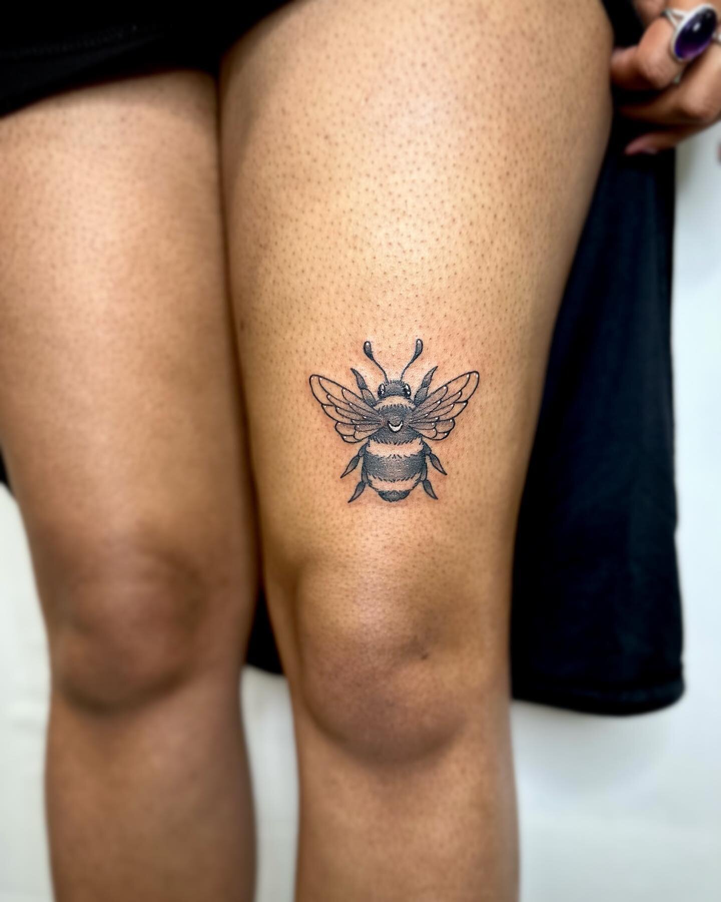 It&rsquo;s the BEES KNEES! 🐝🥳 
Message me to get a spot in for January, your idea or mine love collaborating on ideas!! 
&bull;
&bull;
&bull;
&bull;
&bull;
&bull;
&bull;
#beesknees #beetattoo #blackandgreytattoo #sftattoo #sftattooartist #tradition