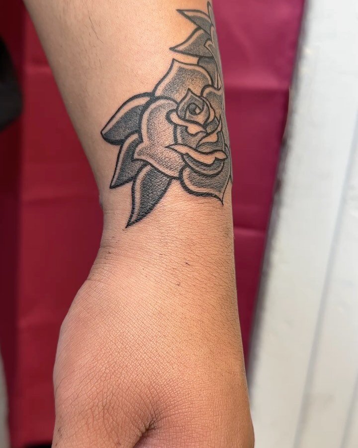 Some old school American Traditional roses with a little new school shading. Thank you @jeremy5_6 #art #artist #artwork #artistoninstagram #draw #drawing #sketch #sketching #ink #inking #inked #tattoo #tattooartist #tattooshop #illustration #thurmana