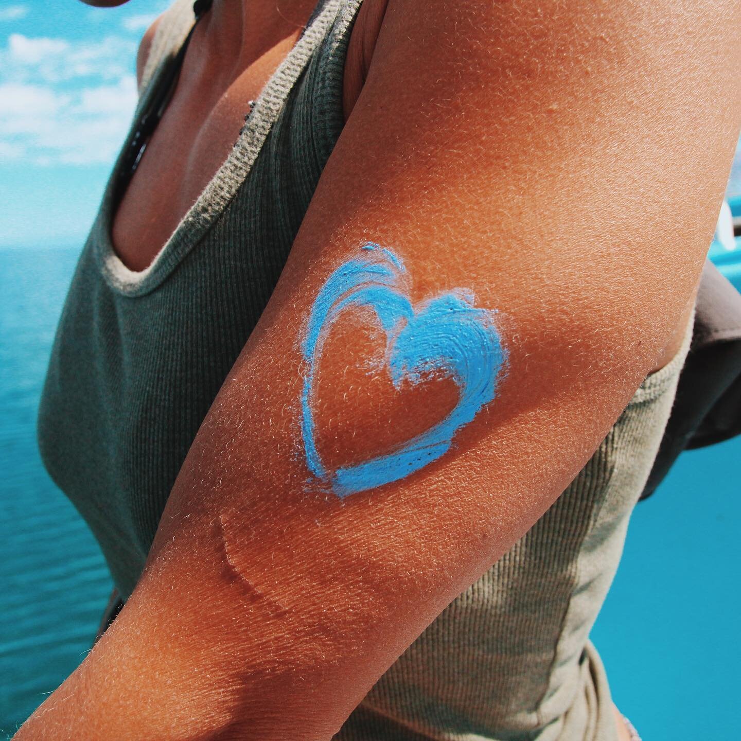 A friendly reminder the best way to send love to Mother Earth on Earth Day is to tell everyone you know to change their sunscreen! 

Do you know the number one ingredient to avoid in your sunscreen or sunblock? Share it below! 

@zecozinc is min&eacu