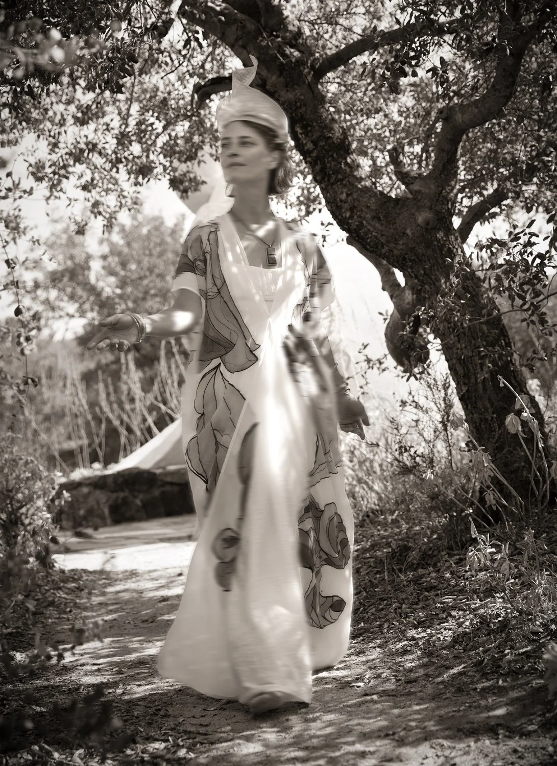High_Priestess _39060_2BW_HERO_Blur_HERO.jpg