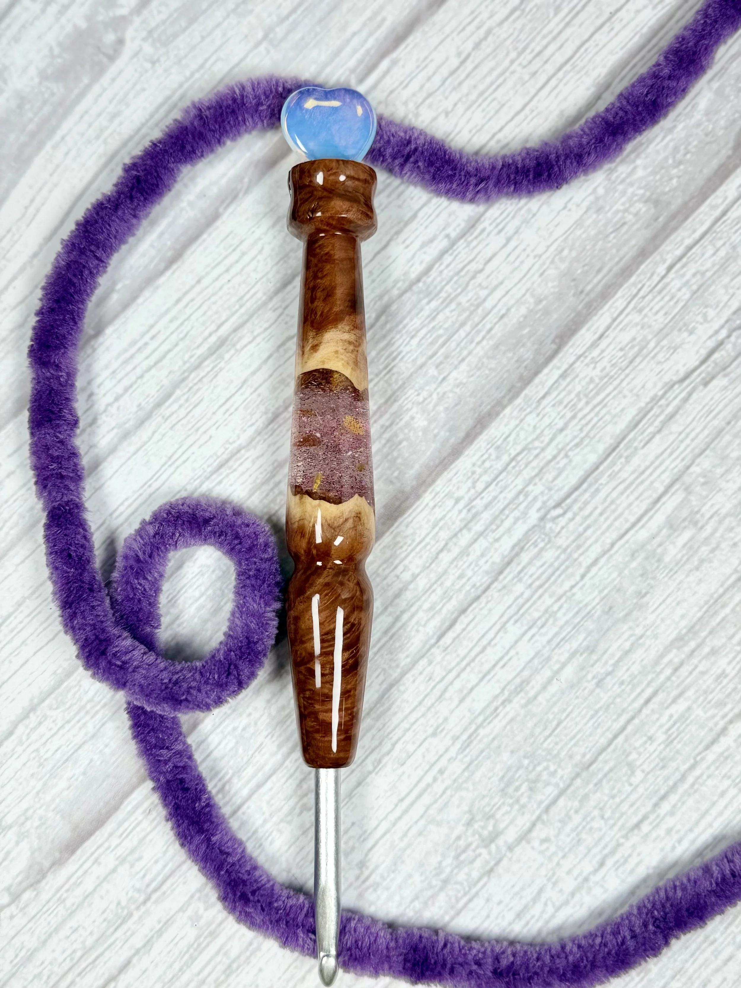Mr Hooks 5.5mm Wood/Resin with Heart Clover