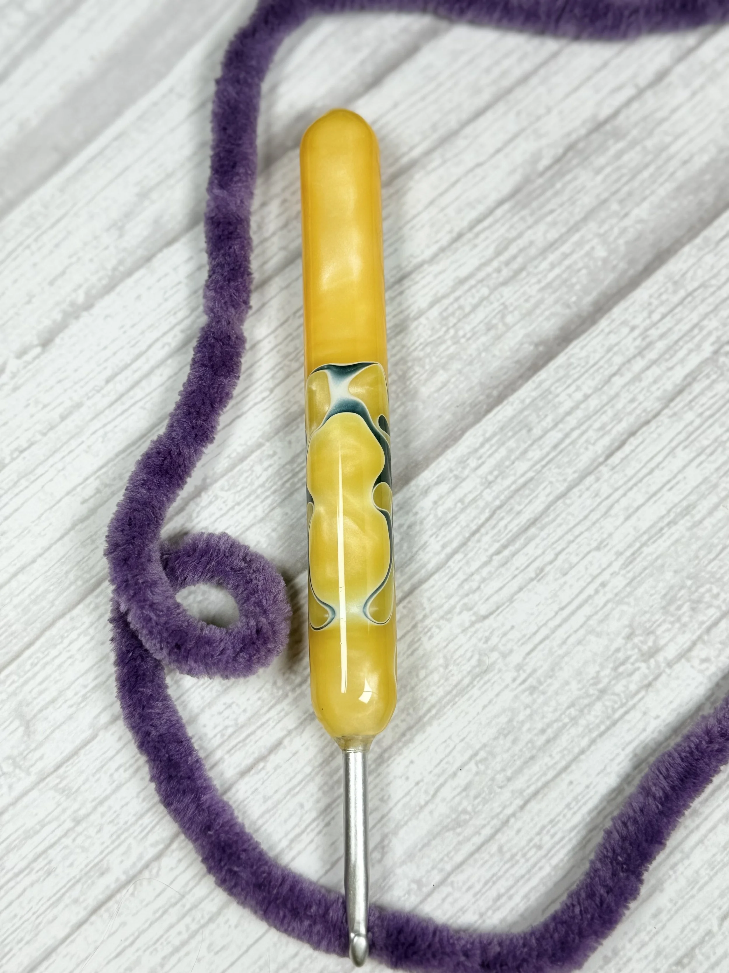 Mr Hooks 5mm Yellow/Blue Acrylic Clover