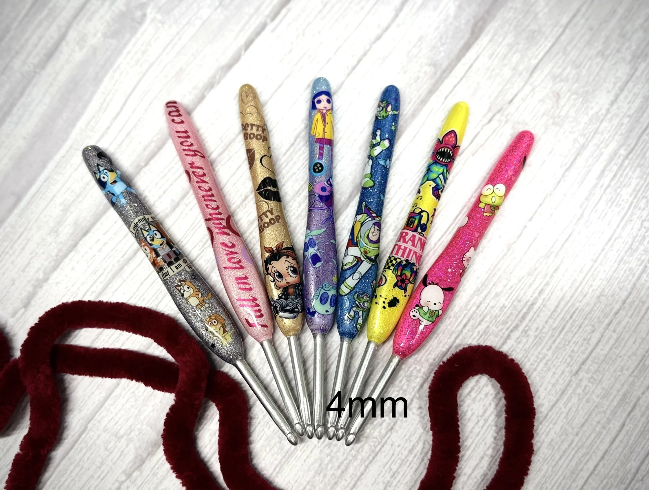 4mm resin glitter clover crochet hook.jpeg