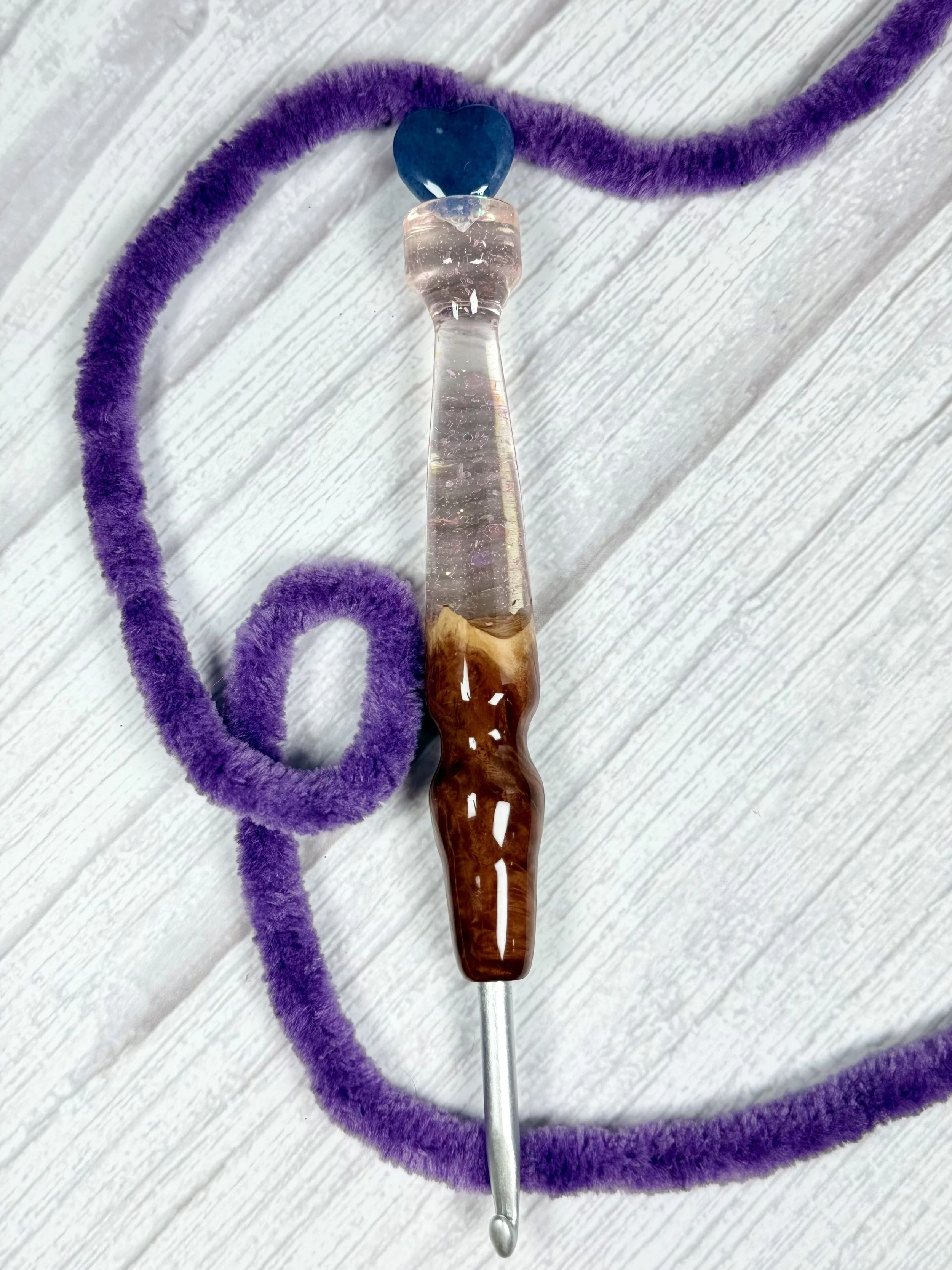 Mr Hooks 5.5mm Wood/Resin with Heart Clover