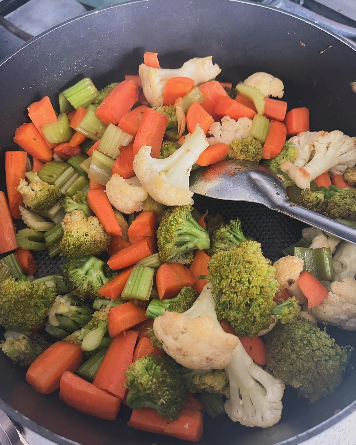 Did you add your veggies to your meal today? Just grab your favorites and enjoy!! 
My favorites added today were broccoli, cauliflower and carrots 🥕🥬🥦🥗 
***
¿Agregaste tus verduras a tu comida de hoy? ¡Solo toma tus favoritos y di