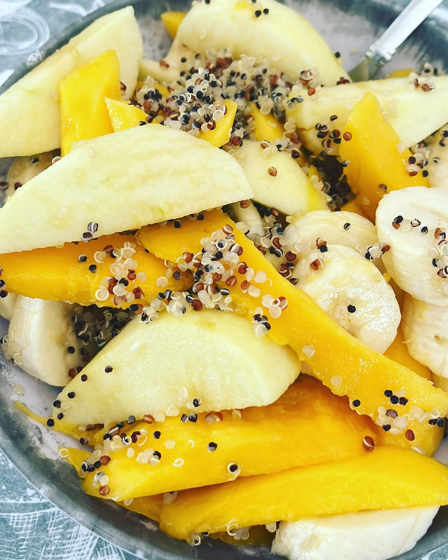 Healthy and refreshing Quinoa fruit bowl for breakfast with cinnamon 🍎🍌🍌🥭🥭, perfect for summer days!! 
A simple plant based low fat whole food meal 😋😋
 
Quinoa is a great source of protein, fiber, and minerals such as magnesium, iron, and zin