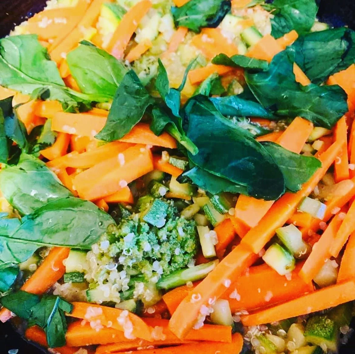 Quinoa salad: added carrots, kale, zucchinis, added Indian masala mix (turmeric, cumin, coriander and fennel) 
🌱🥗🥕🥬🥒
#salad #recipes #healthyfood #quinoa #masalamix #ayurveda #kaphafood #liverdetox #nutrition #plantbased