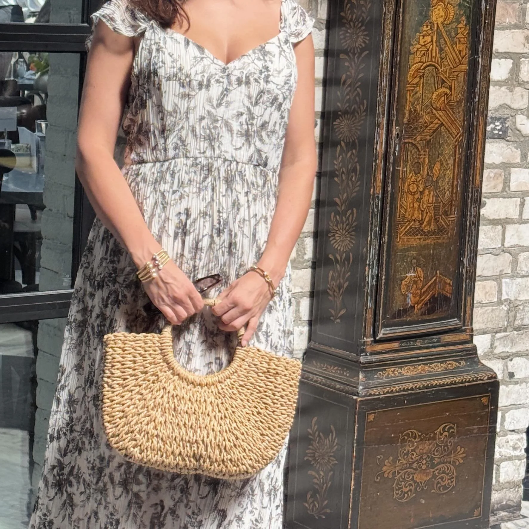 Dining at the fabulous Oxford Exchange in TPA w/ gold cables and my treasured straw bag from Mong Kok. 🕰️