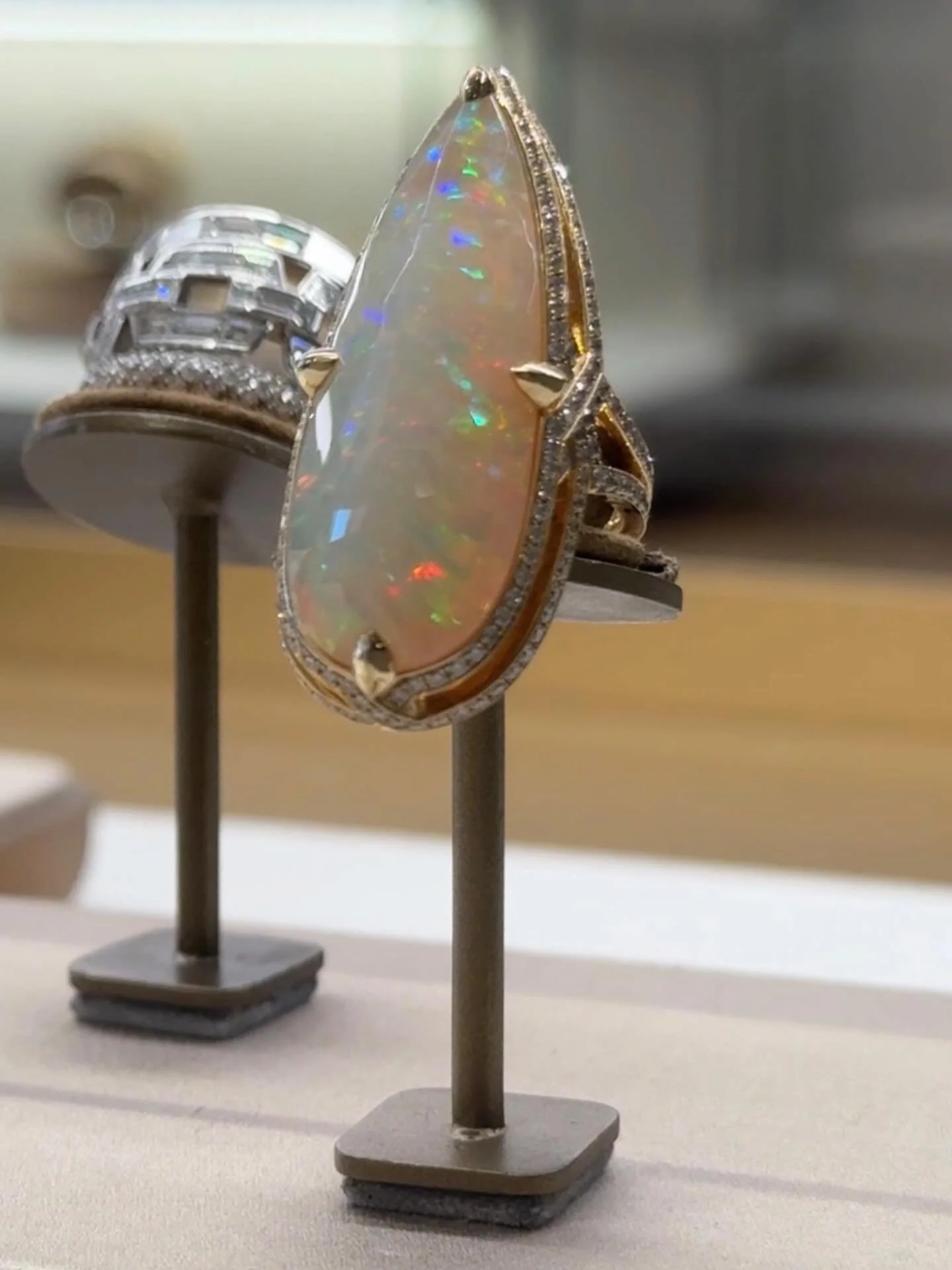 15 carats of Ethiopian Fire 🔥 Opal ⚡️
#highjewelry #worthavenue #opaljewelry #statementpiece